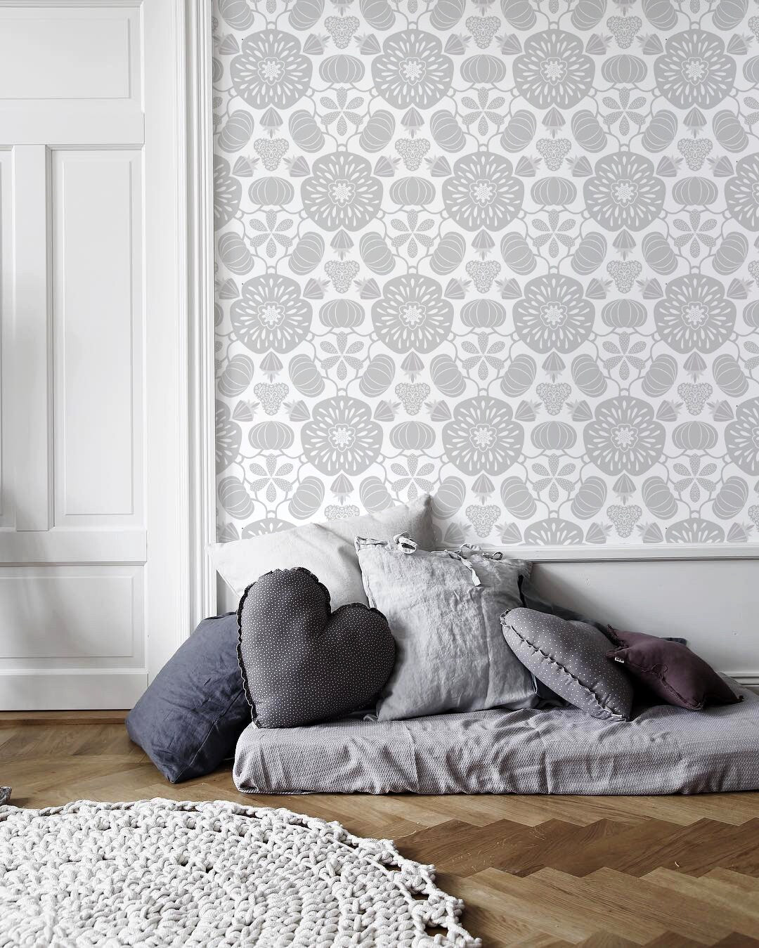 Scandinavian Wallpaper With A Folk Art Damask Motif In Light Gray - X051