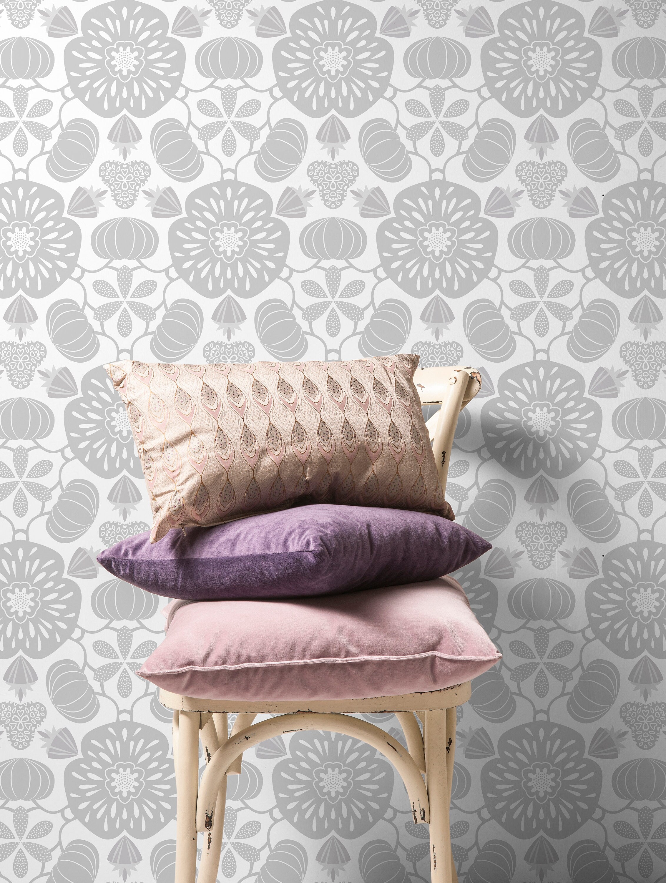 Scandinavian Wallpaper With A Folk Art Damask Motif In Light Gray - X051