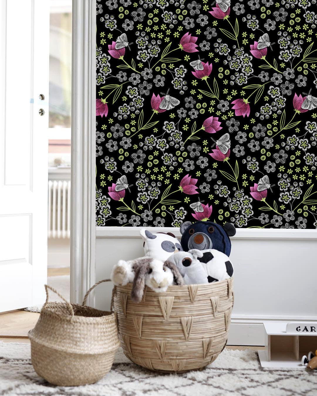 Chalkboard Wallpaper With Floral Motifs In Pink, Green, And White - X085