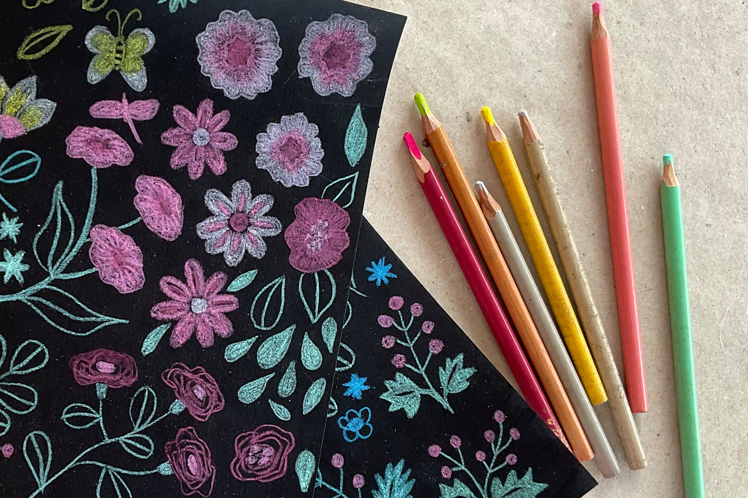 Floral Wallpaper With A Dainty Wildflower Motif In Pink And White - X097