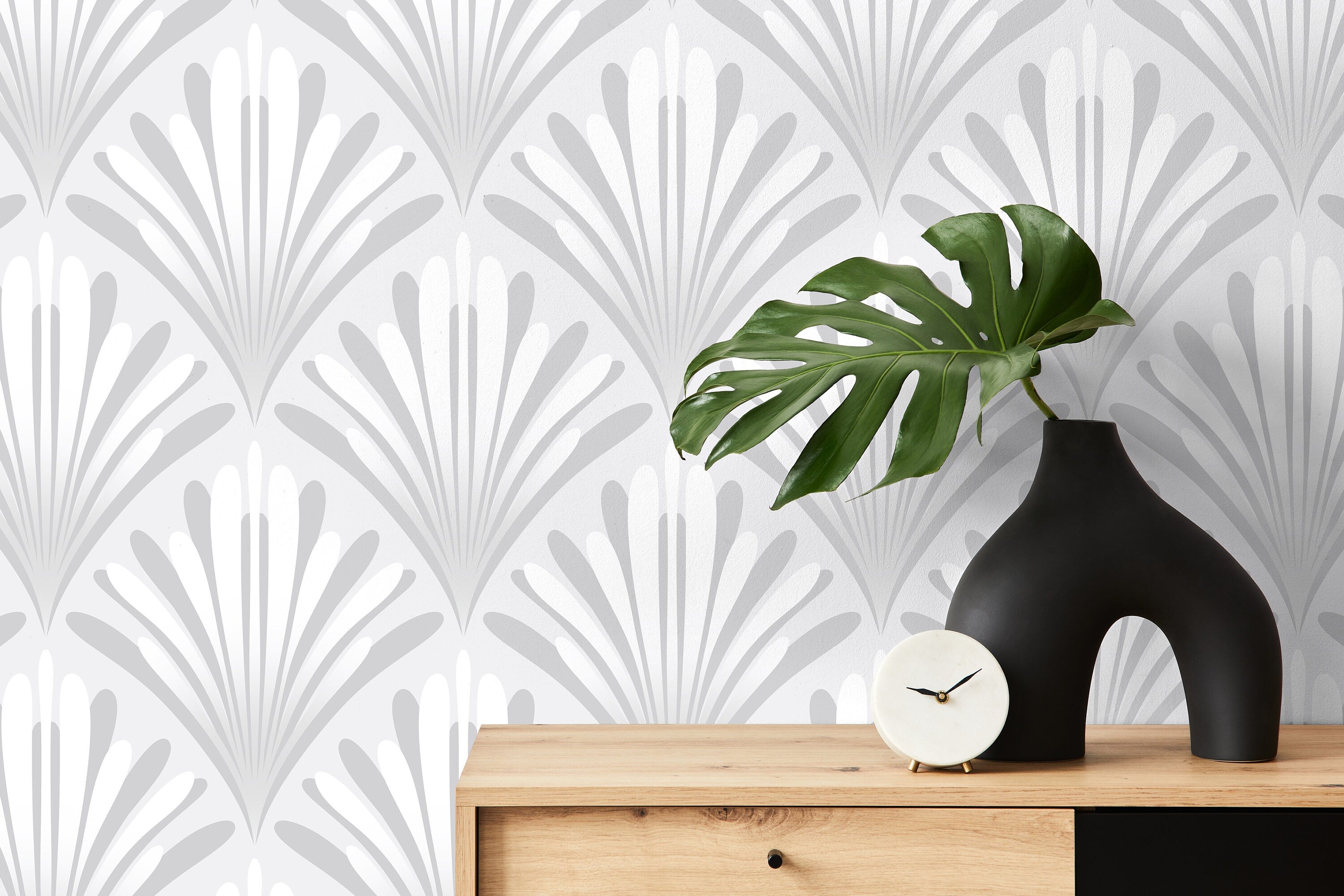 Art Deco Wallpaper With A Stylized Fan Motif In Gray And White - X136