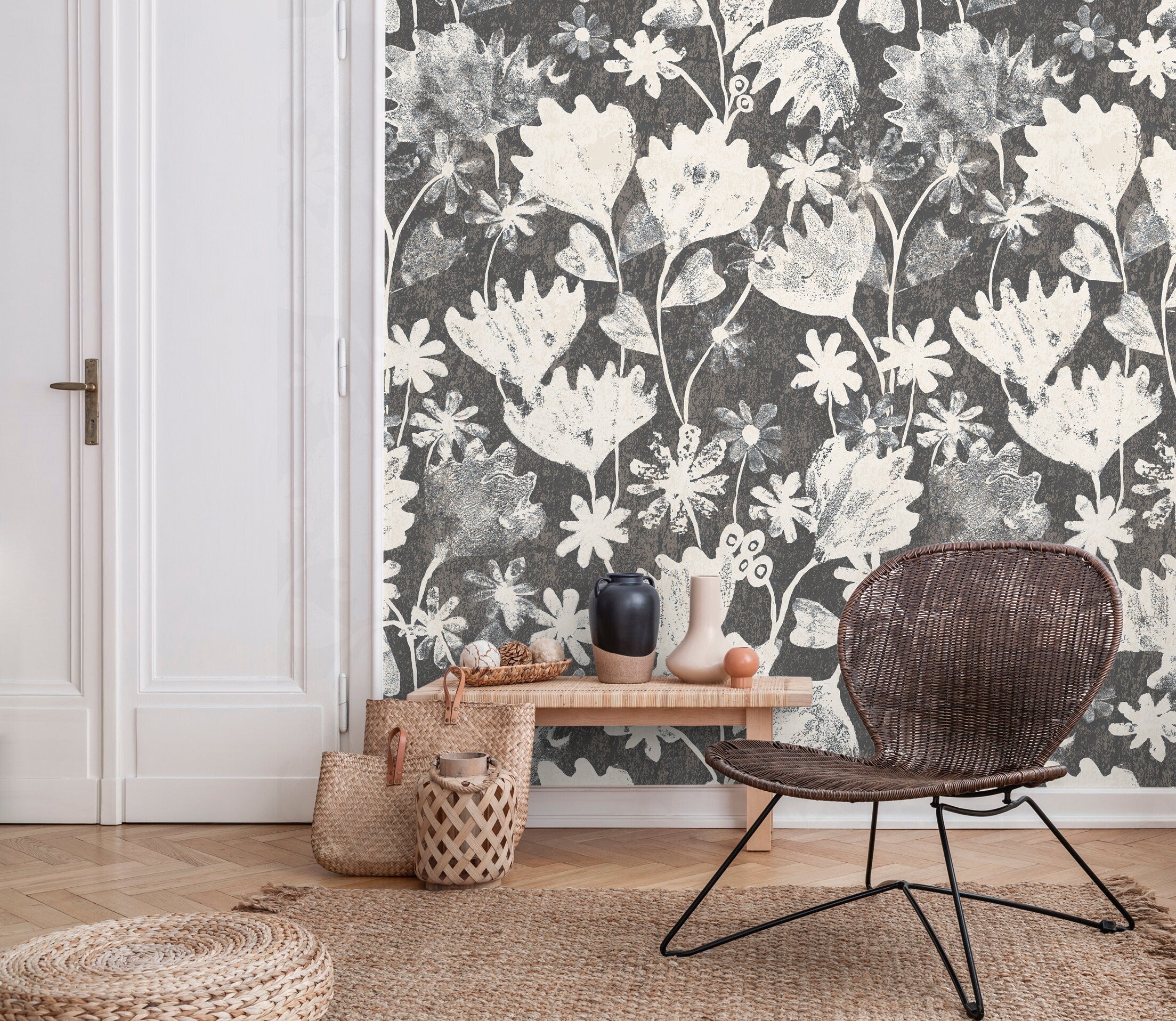 Floral Wallpaper Featuring Stylized Blooms In Charcoal And Cream - X187