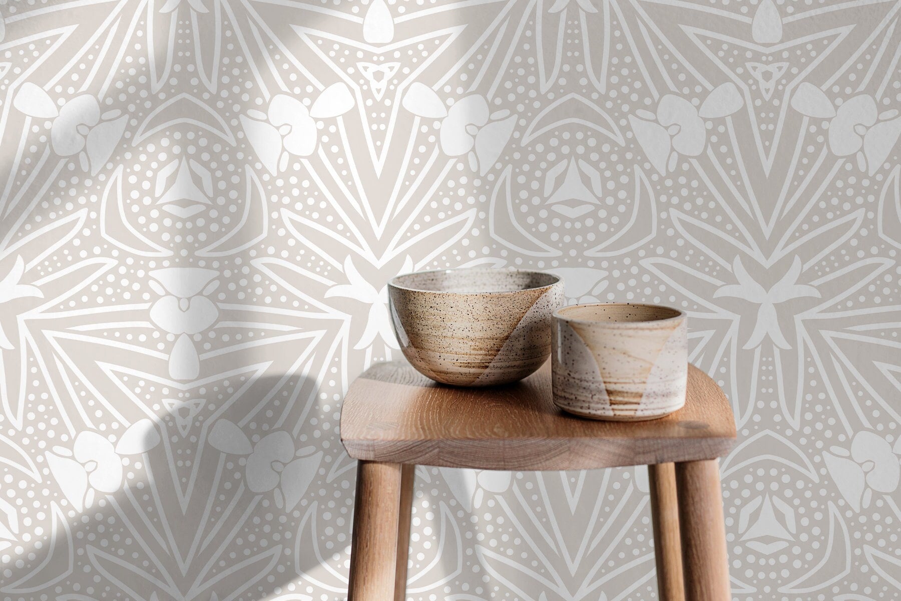 Geometric Wallpaper With A Symmetrical Motif In Beige And White - X020