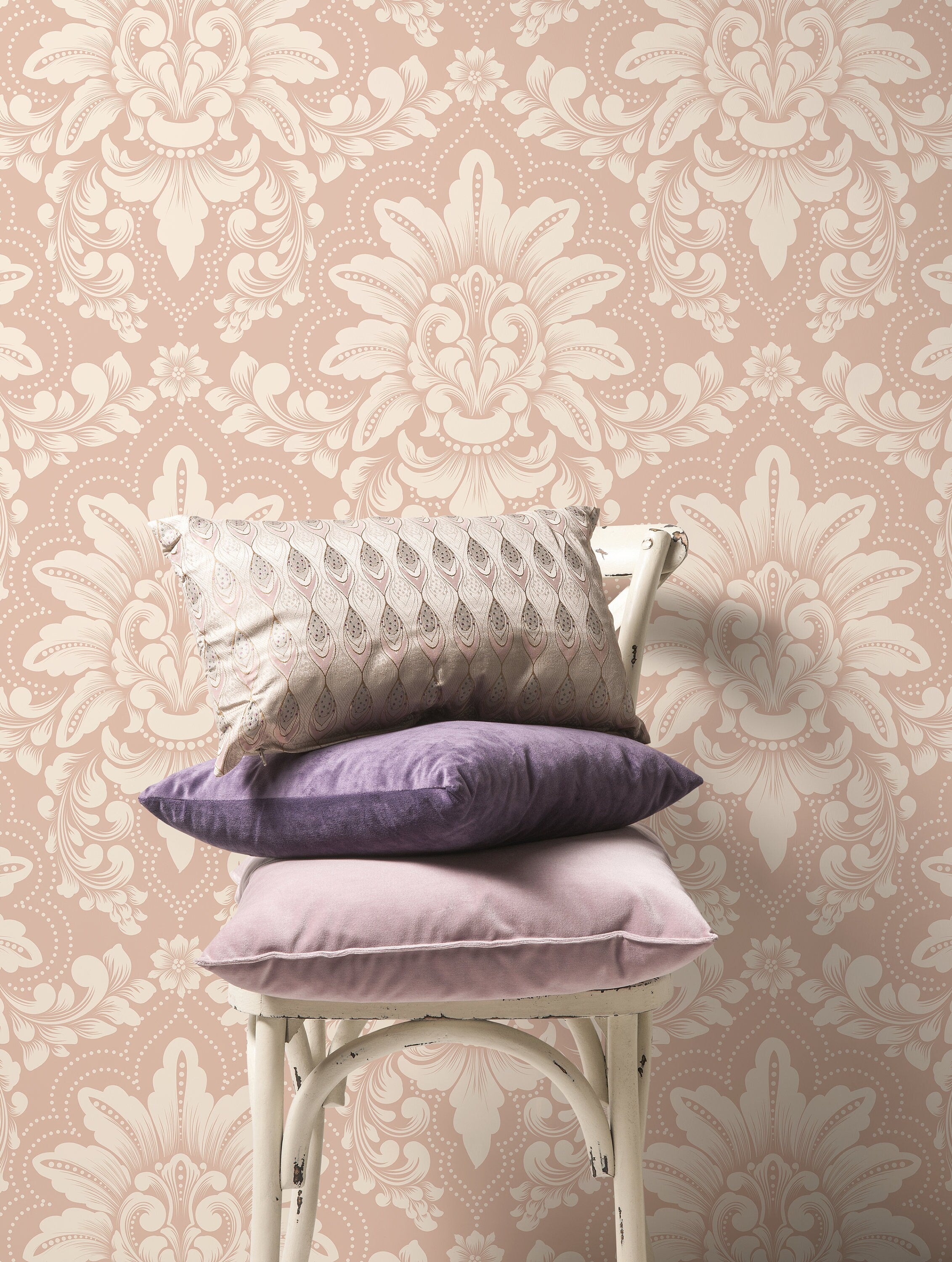 Damask Wallpaper Featuring Elegant Acanthus Leaves In Pink And Cream - D065