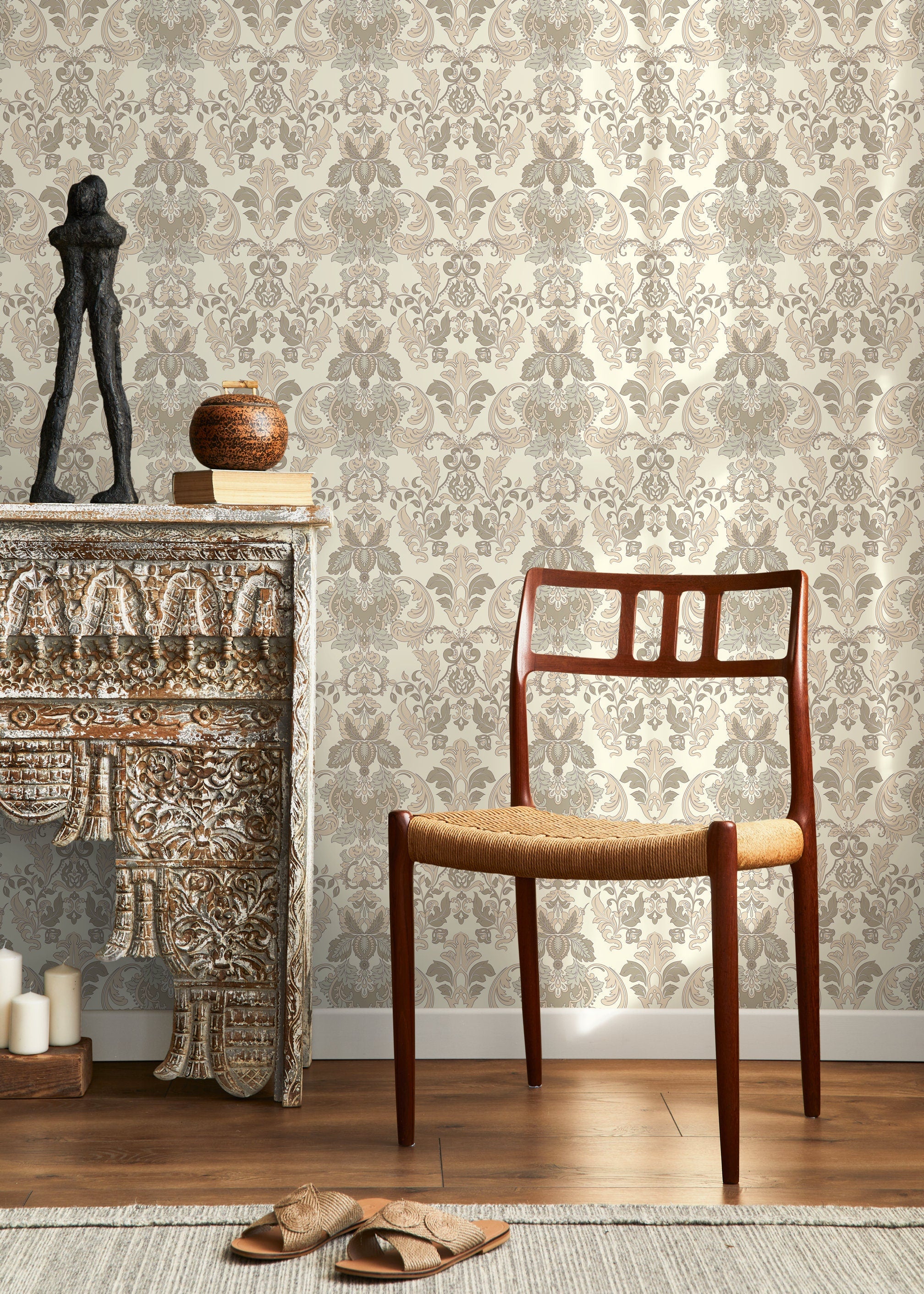 Damask Wallpaper With An Intricate Victorian Motif In Cream, Beige, And Taupe - D093