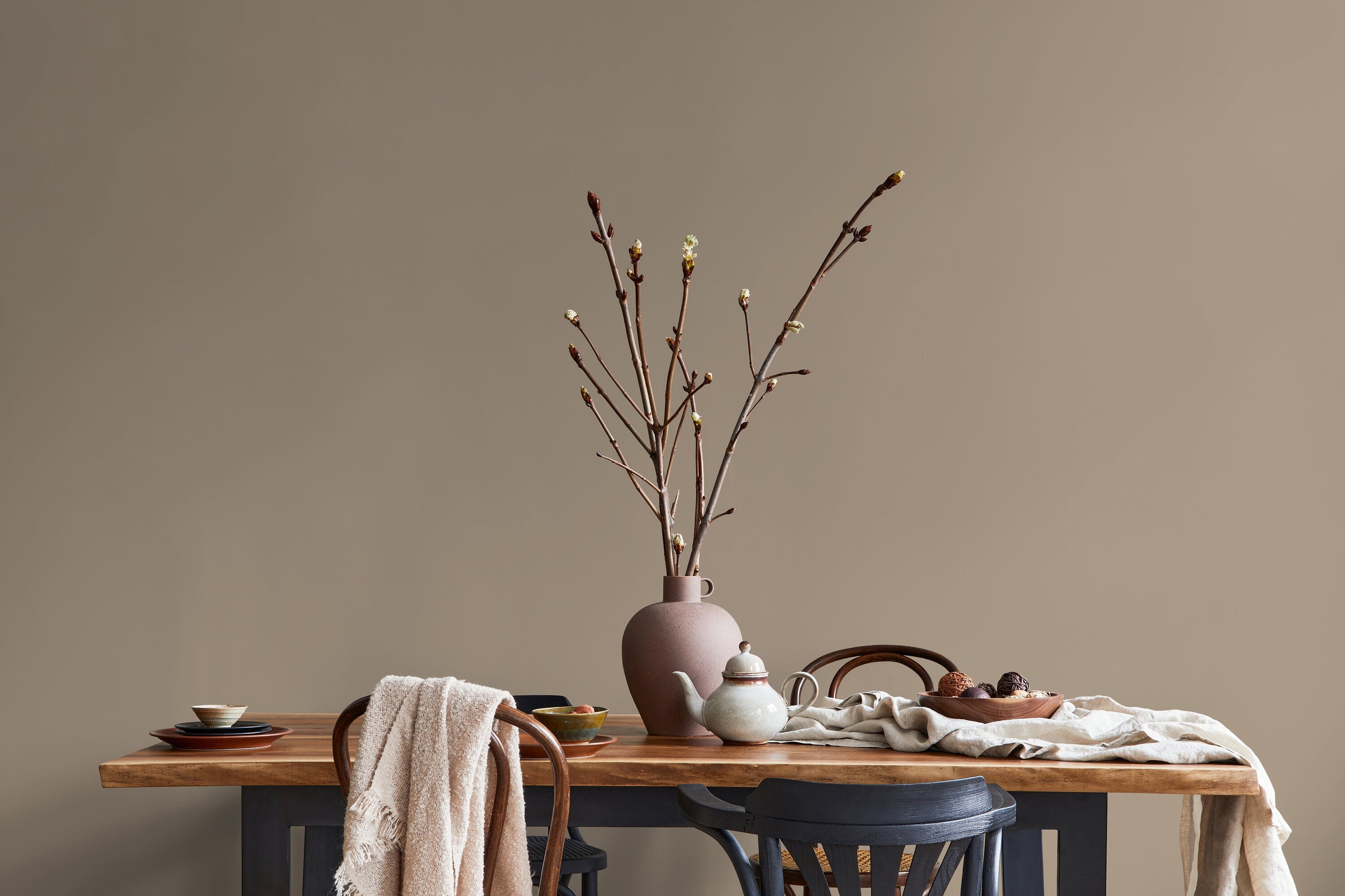 Solid Color Wallpaper Featuring An Earthy Hue In Grullo Gray - D422