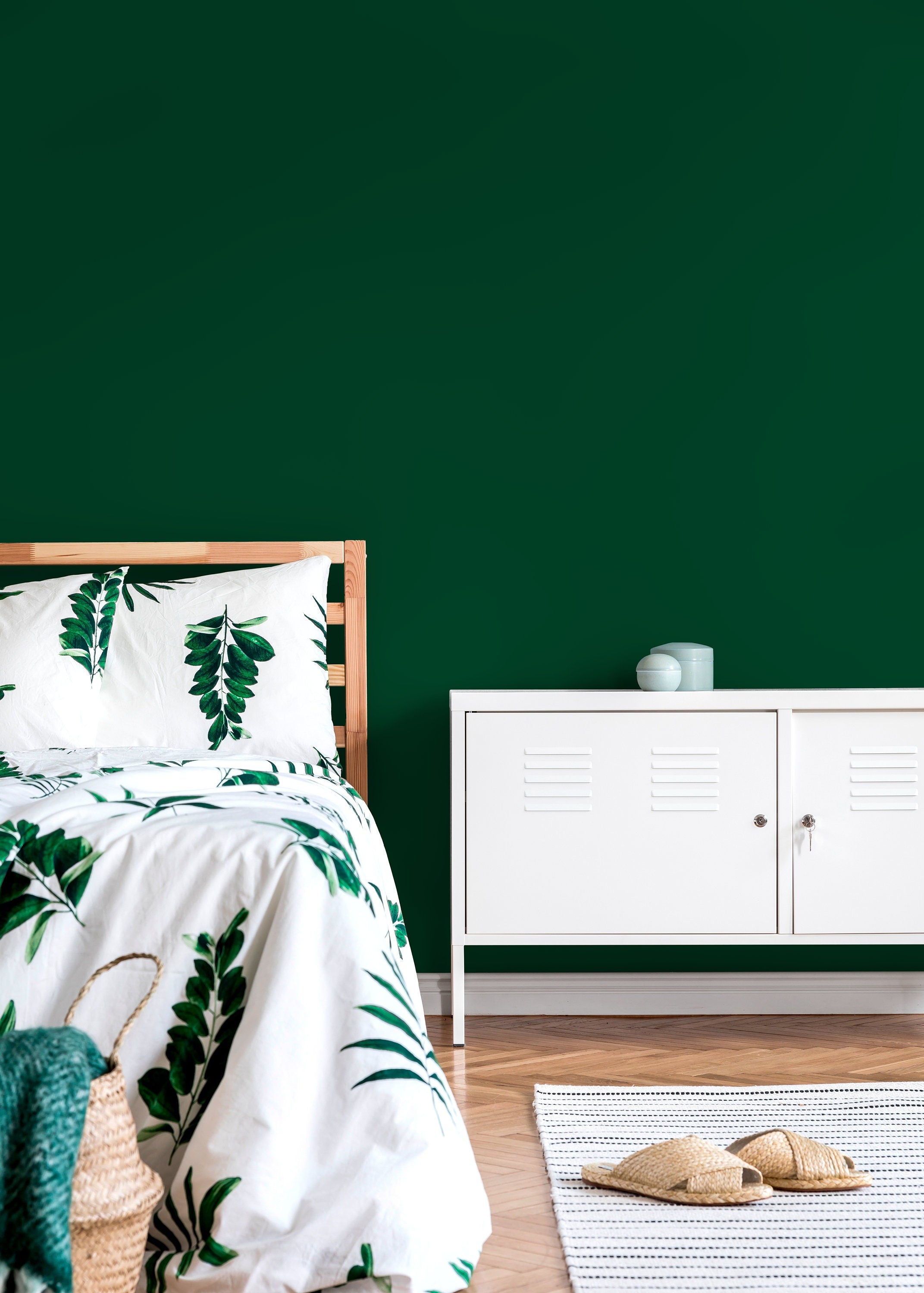 Solid Color Wallpaper In A Rich Castleton Green - D439