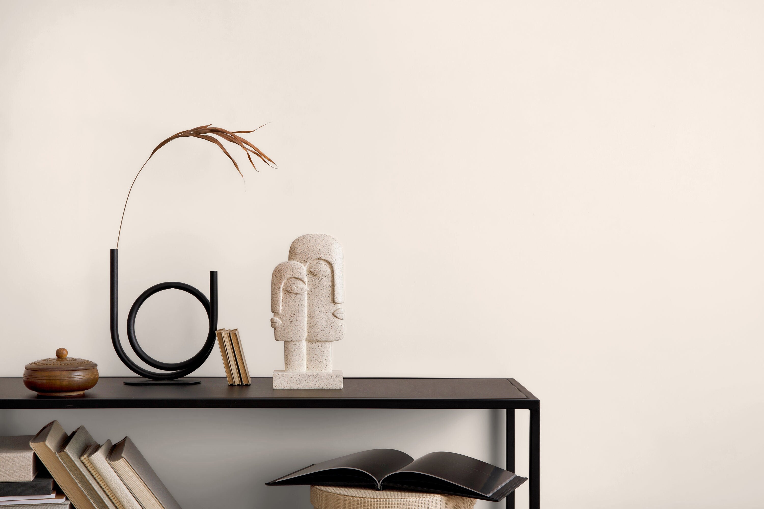 Solid Color Wallpaper With A Minimalist Finish In Cream - D423