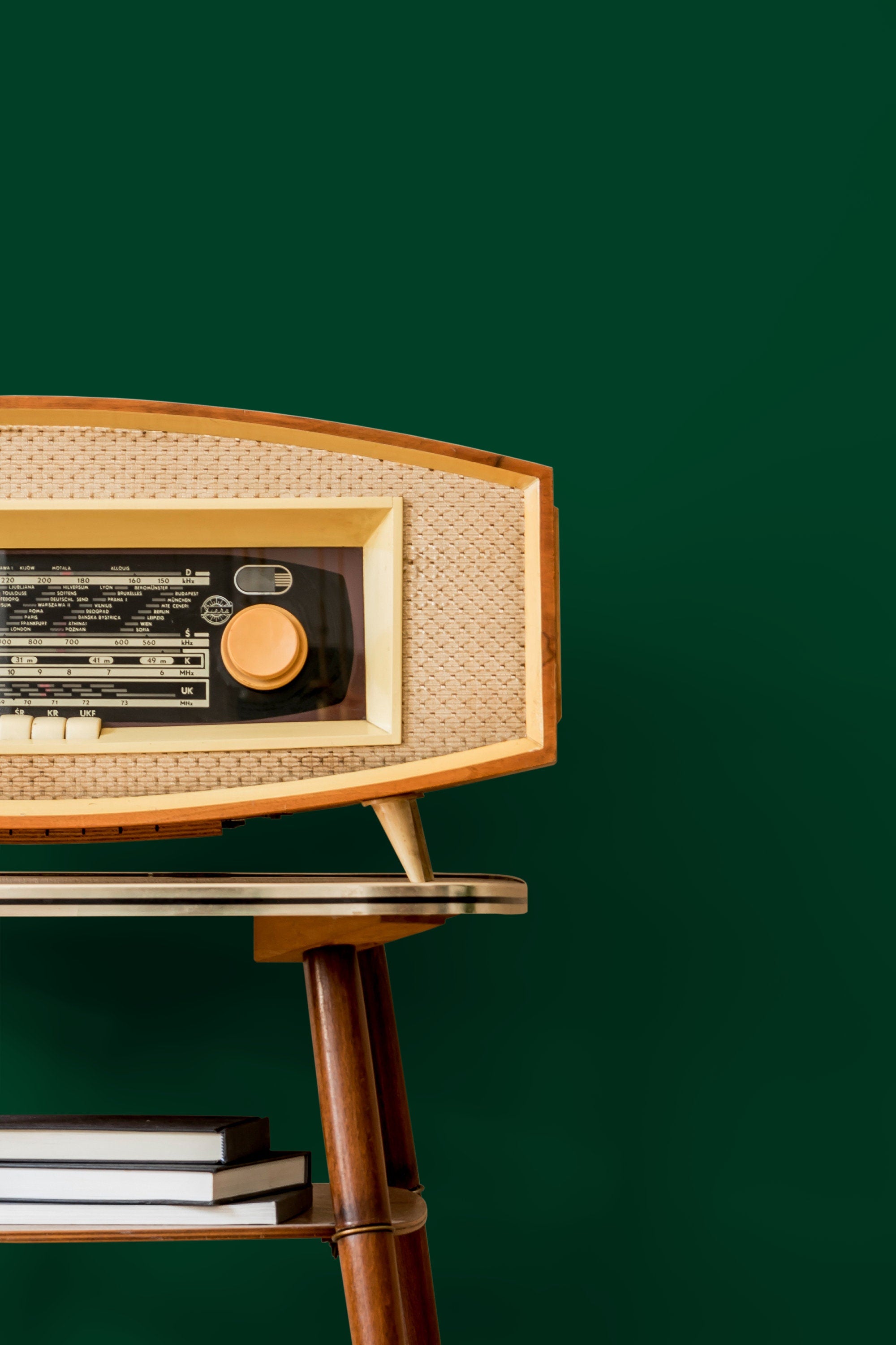 Solid Color Wallpaper In A Rich Castleton Green - D439