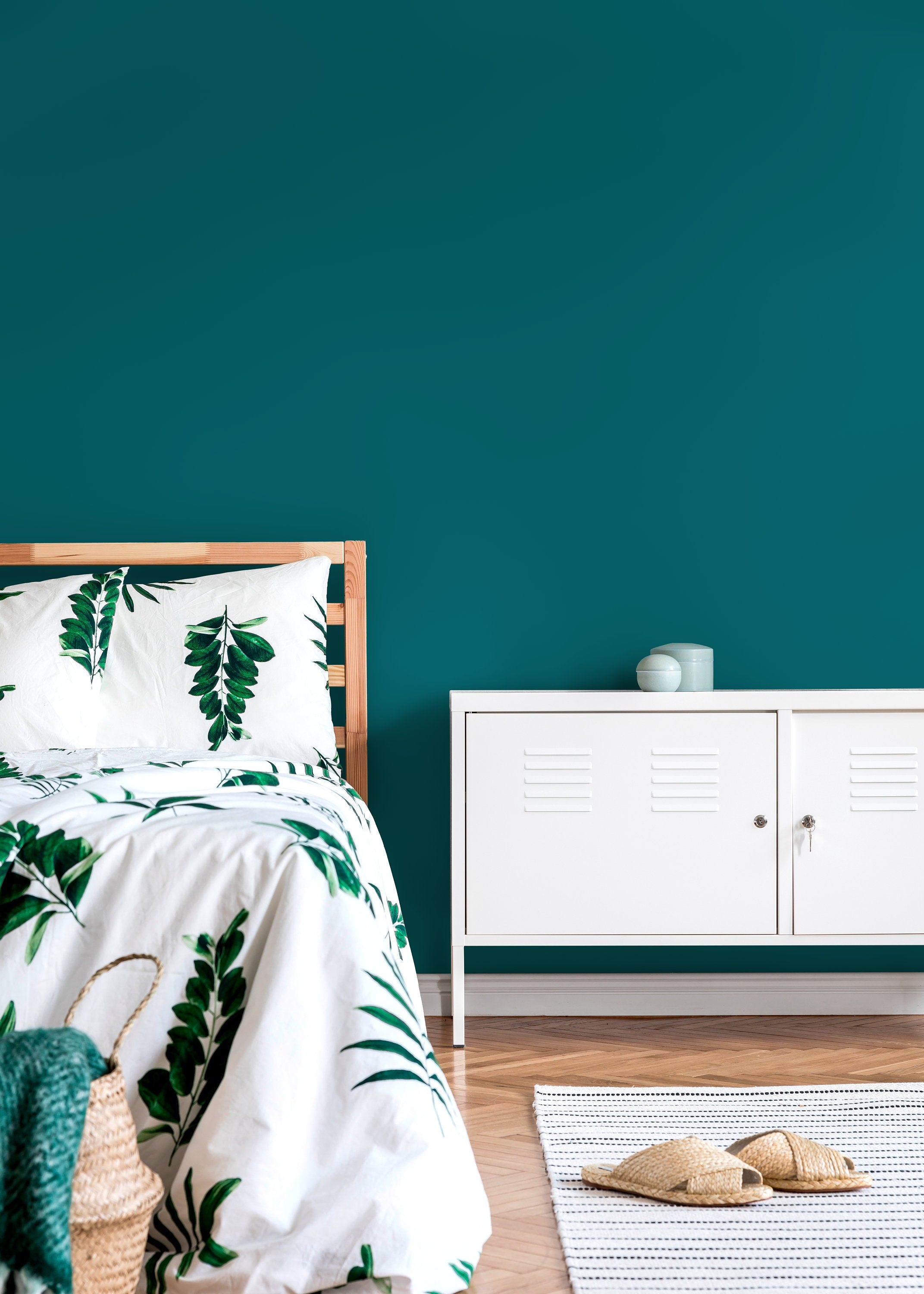 Minimalist Wallpaper Featuring A Solid Color In Skobeloff Green - D444