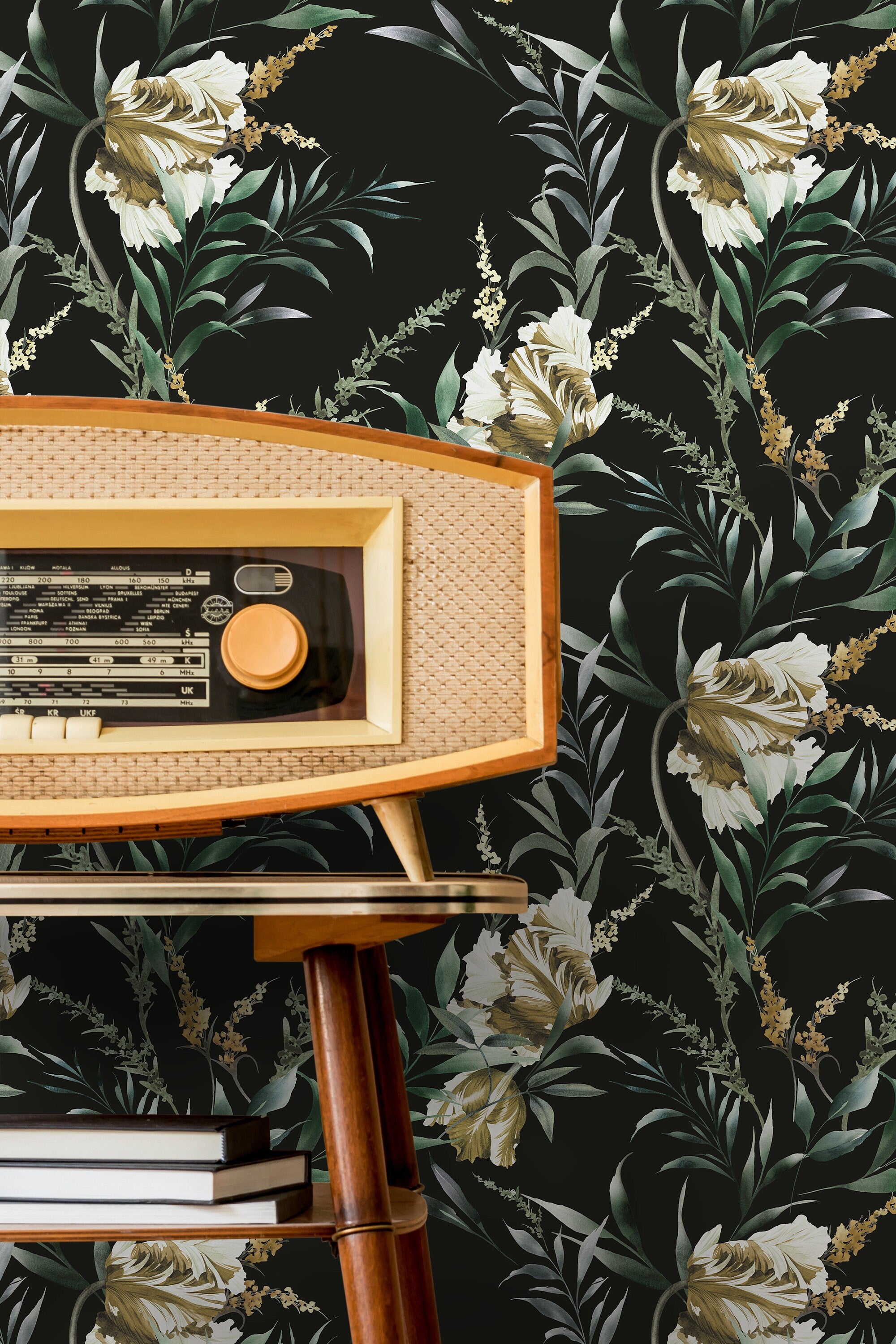 Floral Wallpaper With Vintage Botanical Tulips In Black, Gold, And Green - D547