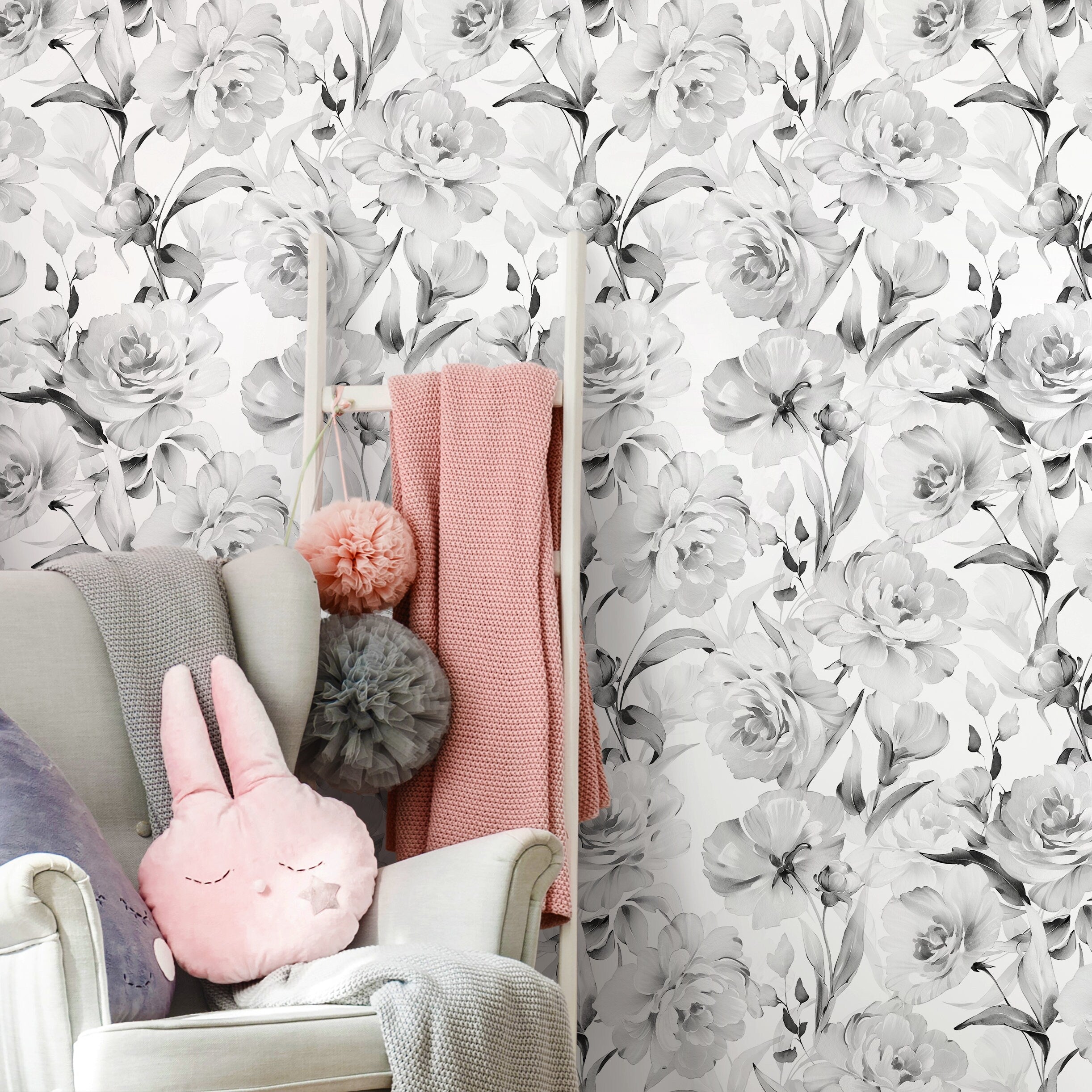 Vintage Wallpaper With A Painterly Peony Motif In Gray And Black - D529