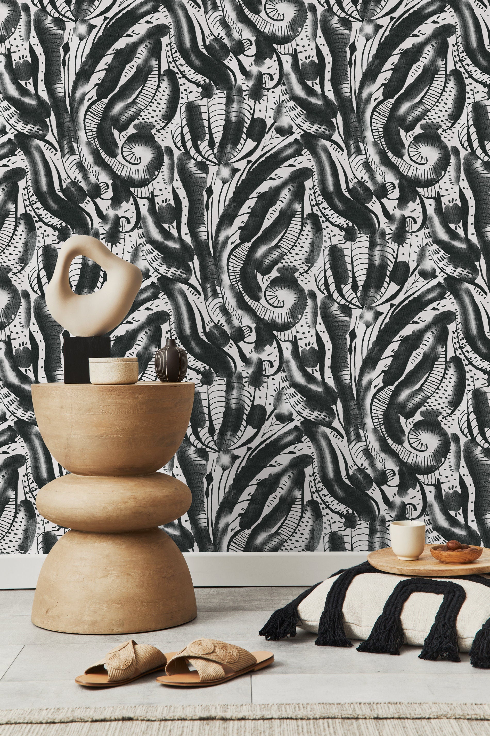 Abstract Wallpaper With An Organic Brushstroke Motif In Black And White - D539