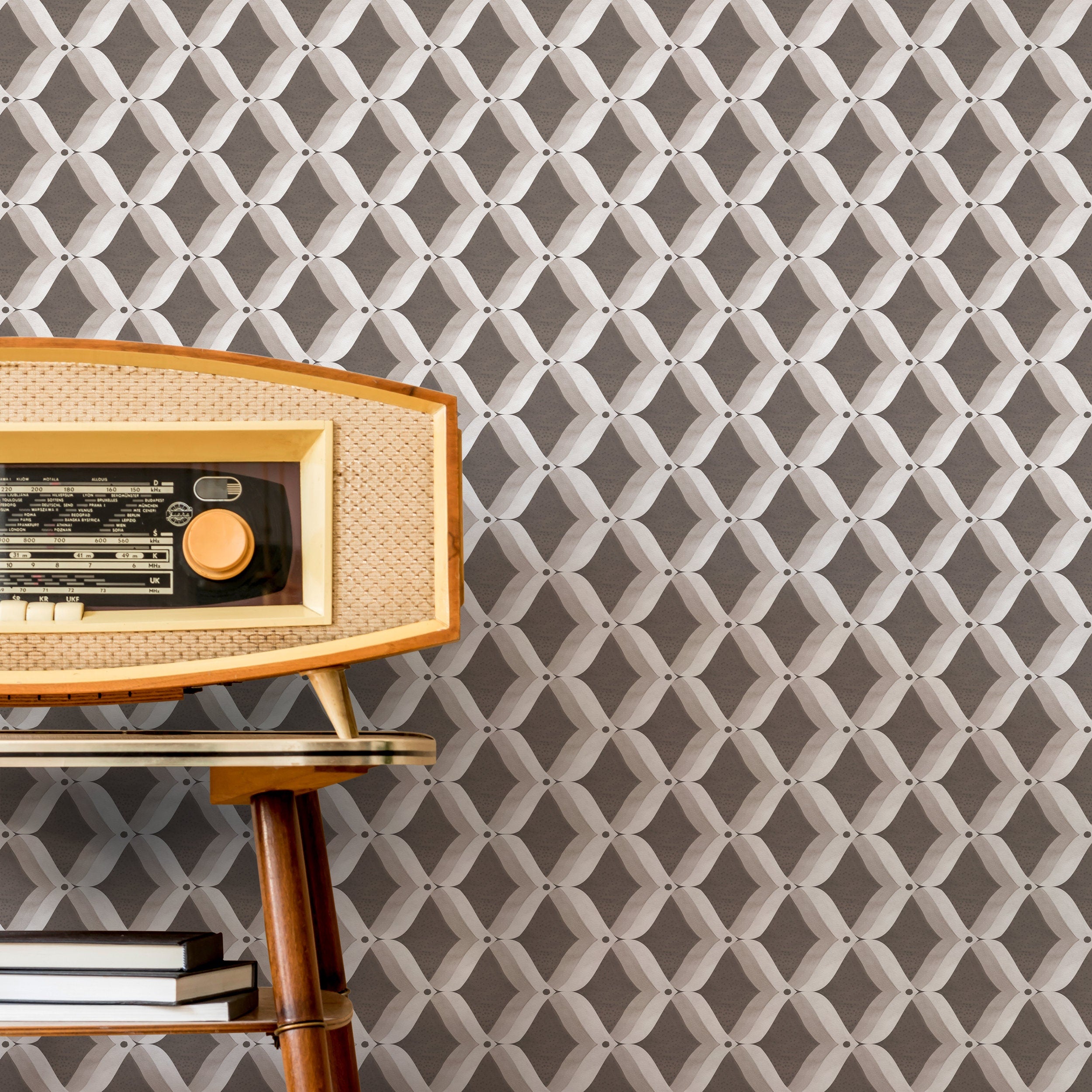 Geometric Wallpaper With A Wavy Lattice Motif In Brown And Gray - X022