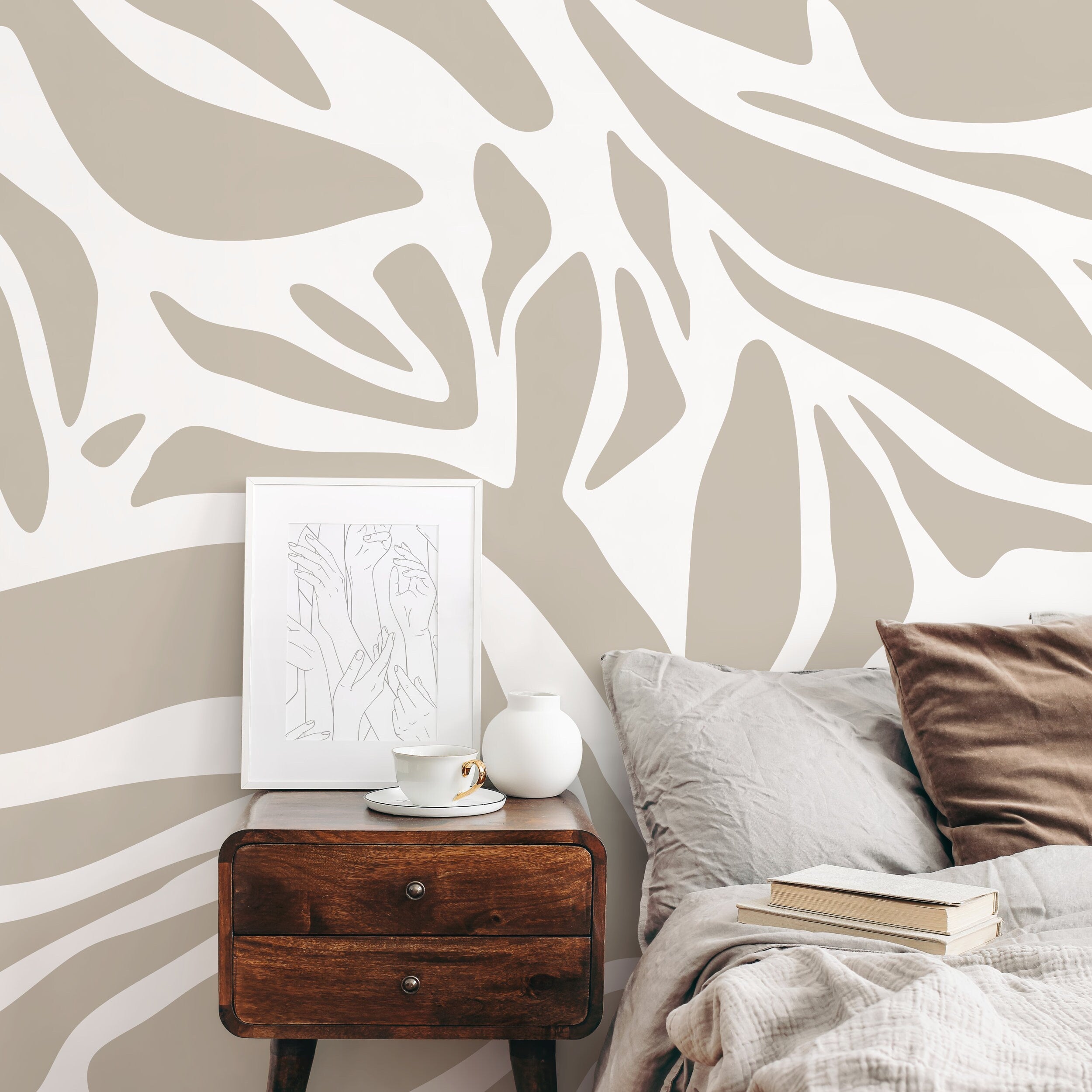Abstract Wallpaper With Large Organic Shapes In Beige And Cream - D639