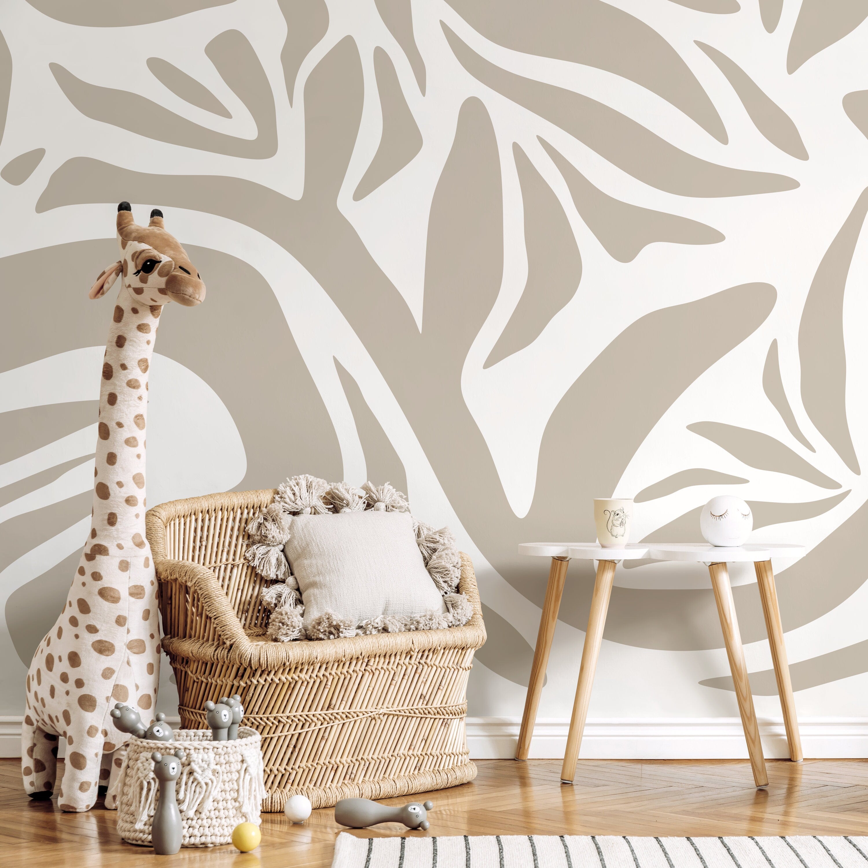Abstract Wallpaper With Large Organic Shapes In Beige And Cream - D639