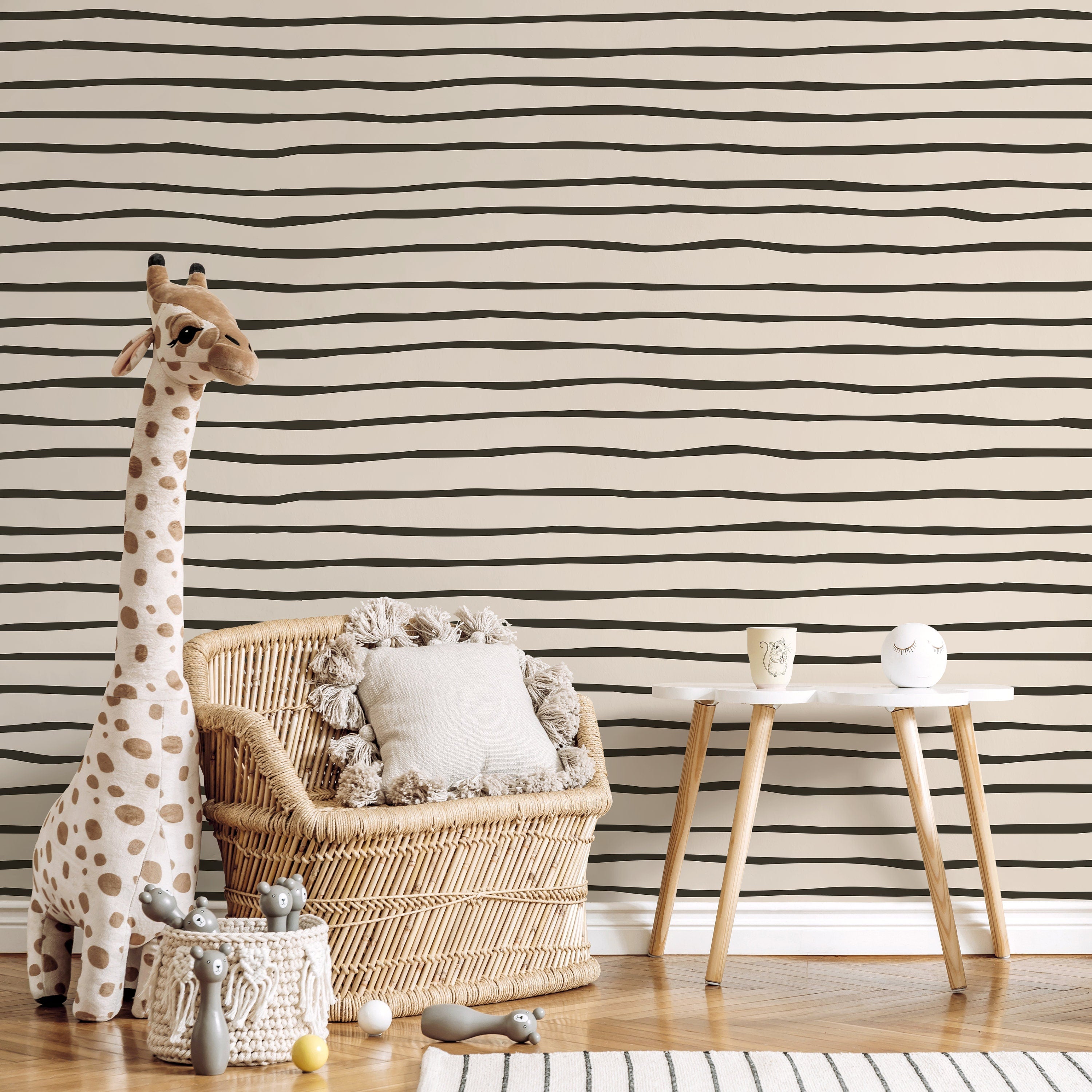 Striped Wallpaper With Wavy Hand-drawn Lines In Black And Beige - D777
