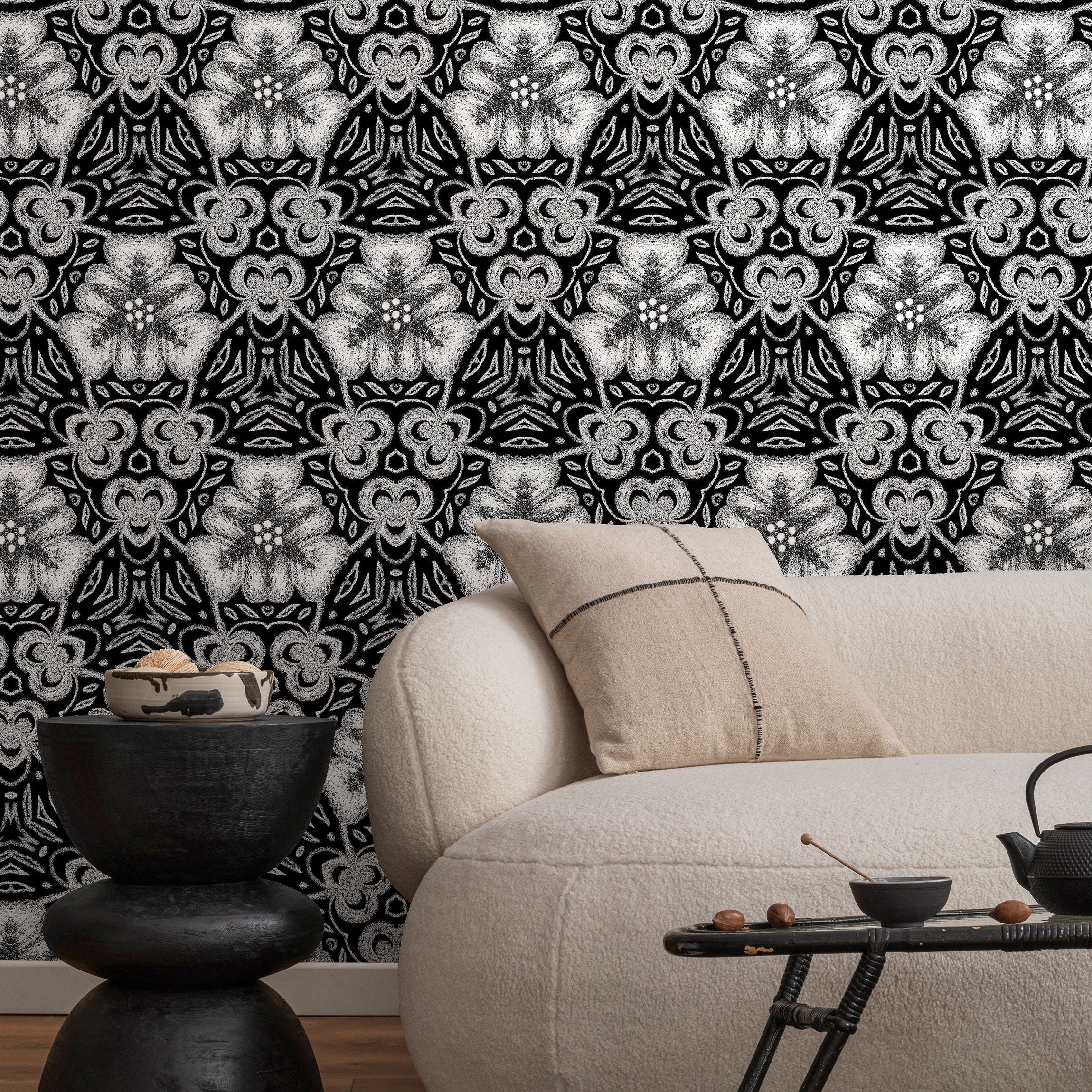 Damask Wallpaper With A Chalk-style Floral Motif In Black And White - X079