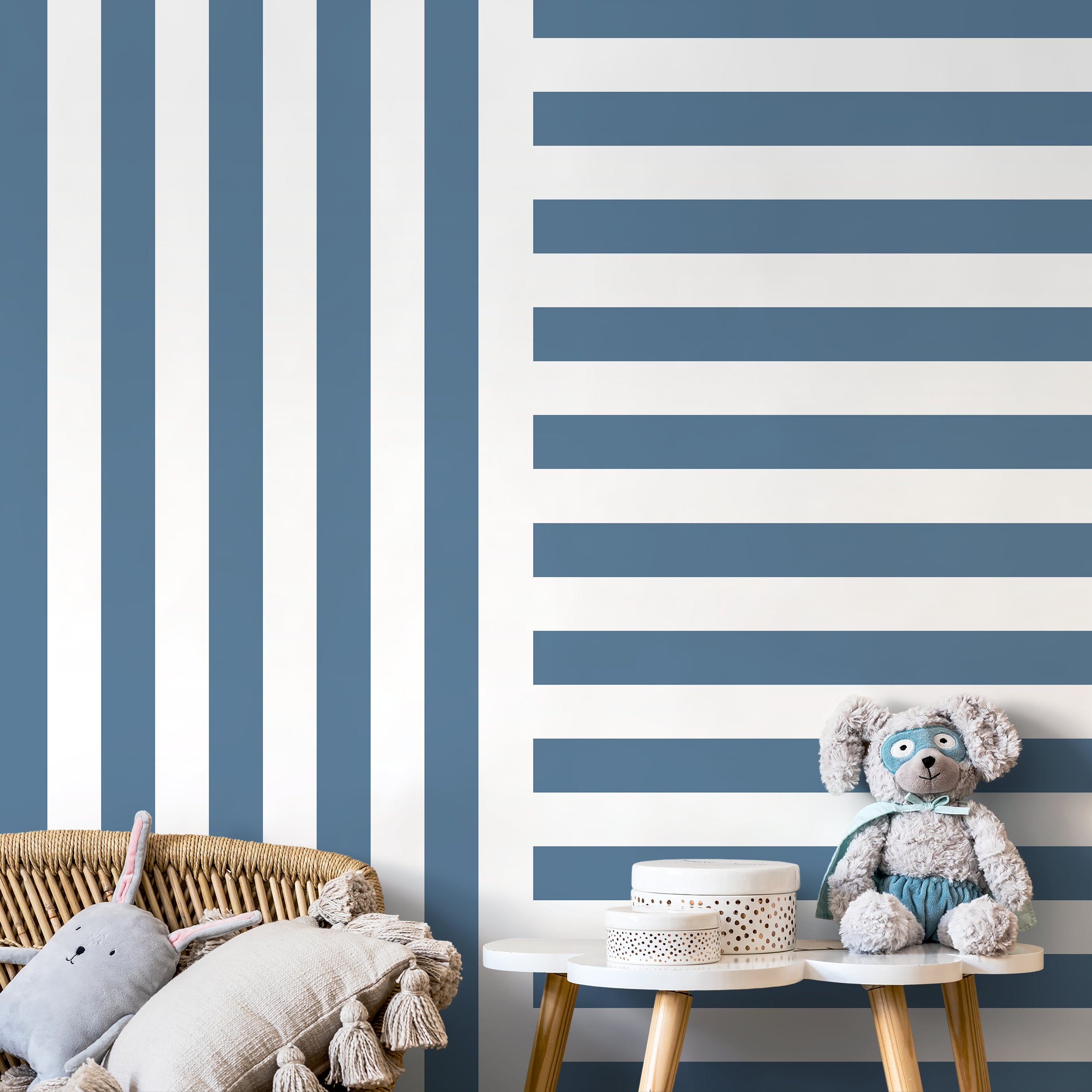 Geometric Wallpaper With Alternating Stripes In Blue And White - D738