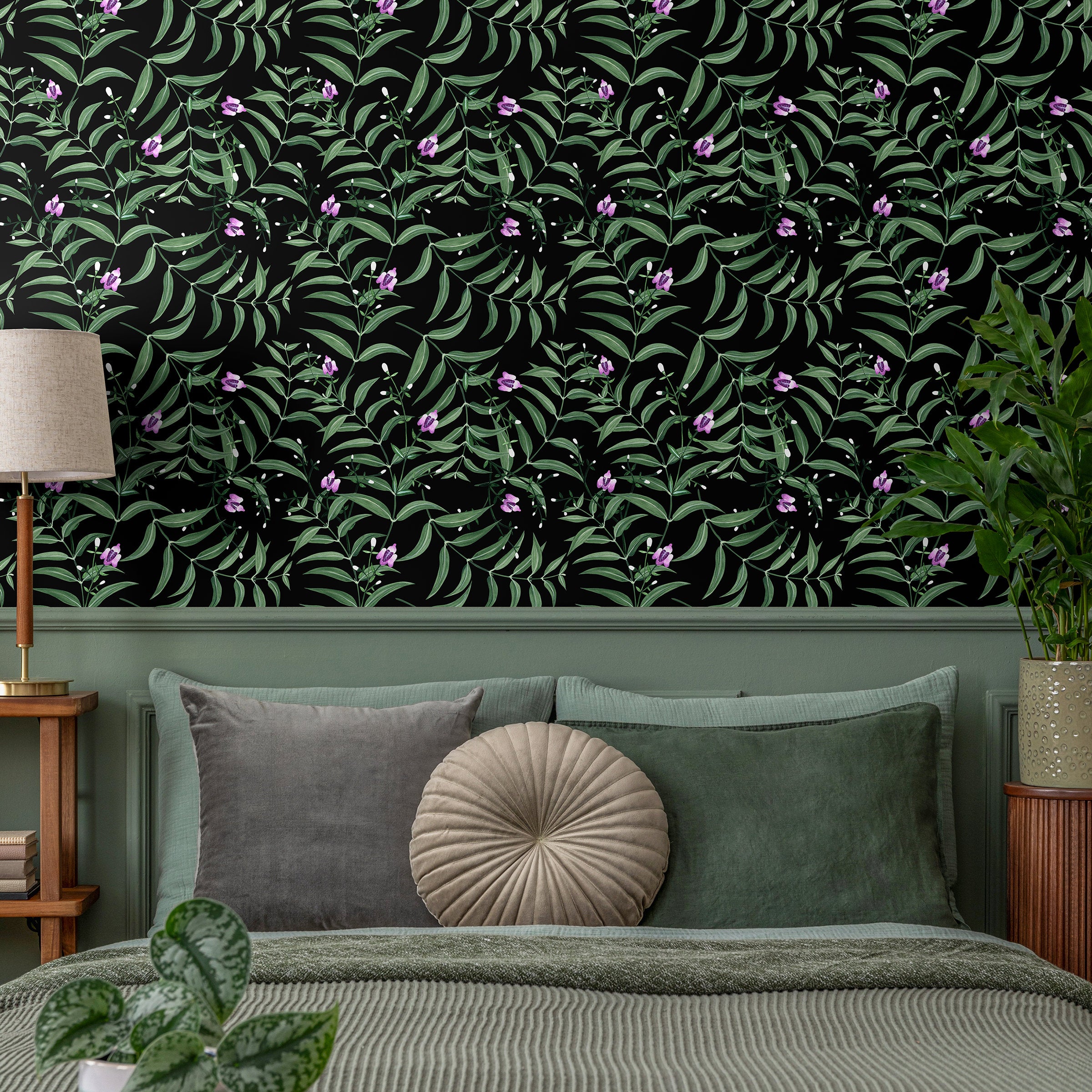 Botanical Wallpaper With Delicate Floral Vines In Green, Purple, And Black - X037