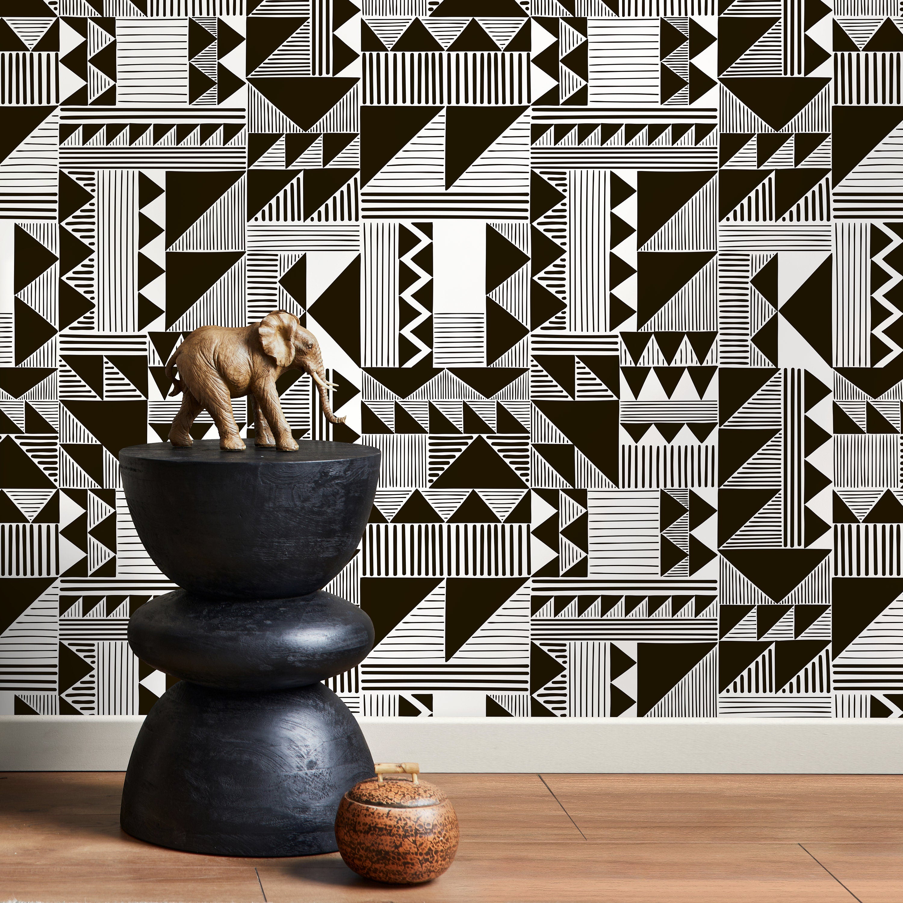 Geometric Wallpaper With An African Mudcloth Motif In Black And White - D947