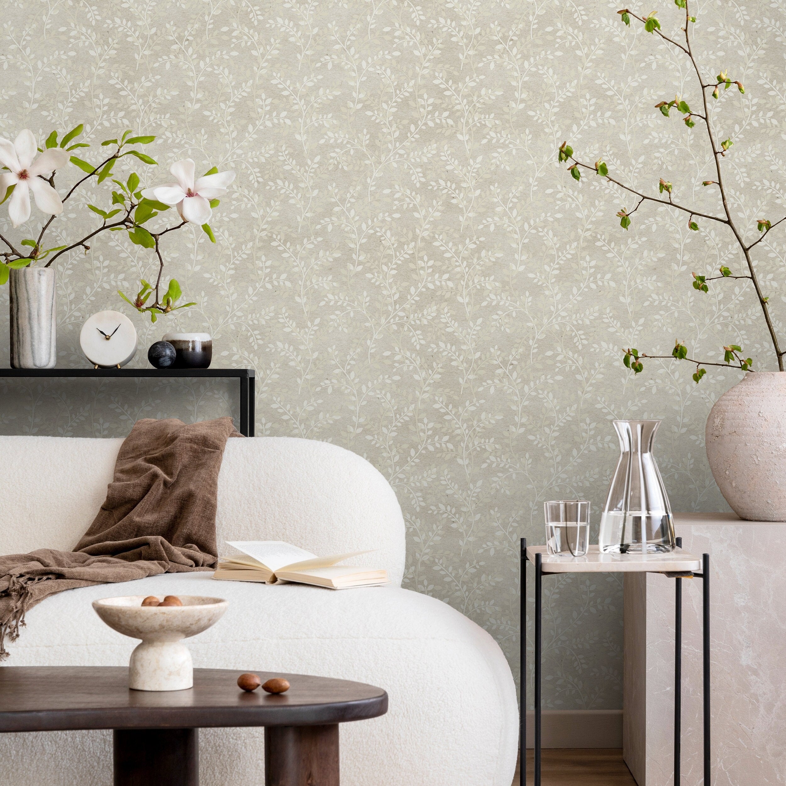 Botanical Wallpaper With A Delicate Vine Motif In Neutral Beige And Cream - A294