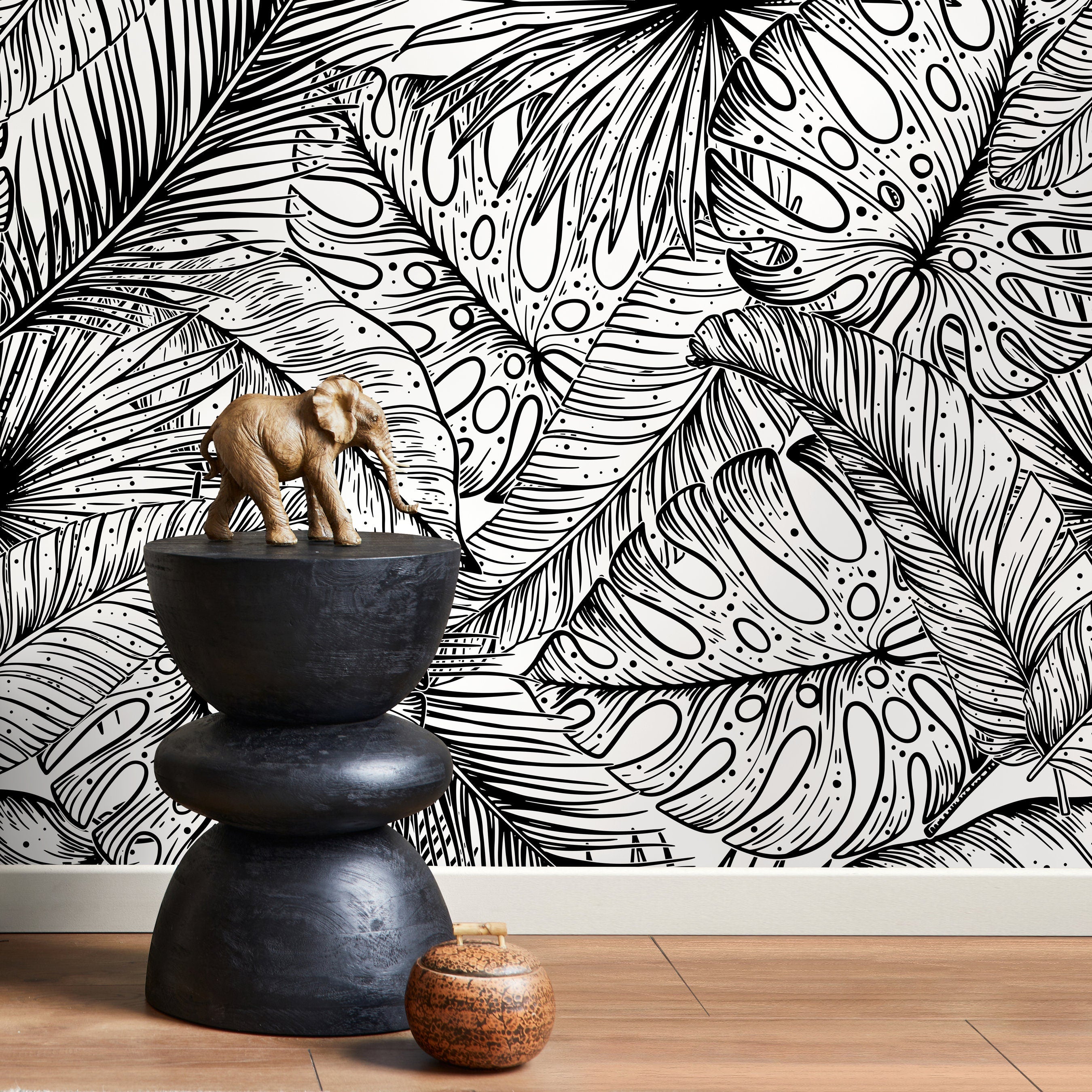 Tropical Wallpaper With An Intricate Line Art Leaf Motif In Black And White - A535