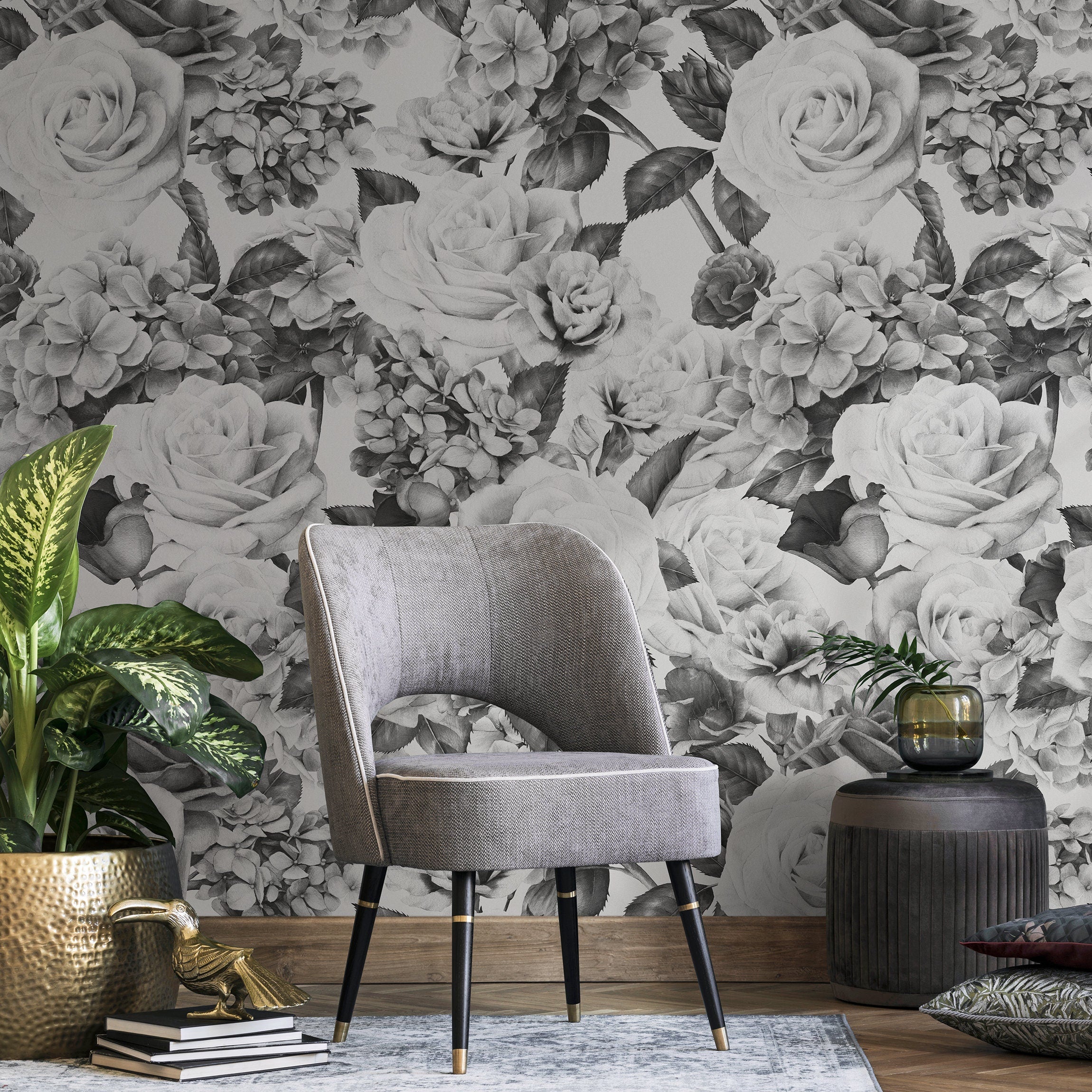 Vintage Floral Wallpaper With Large Roses In Black And White - A240