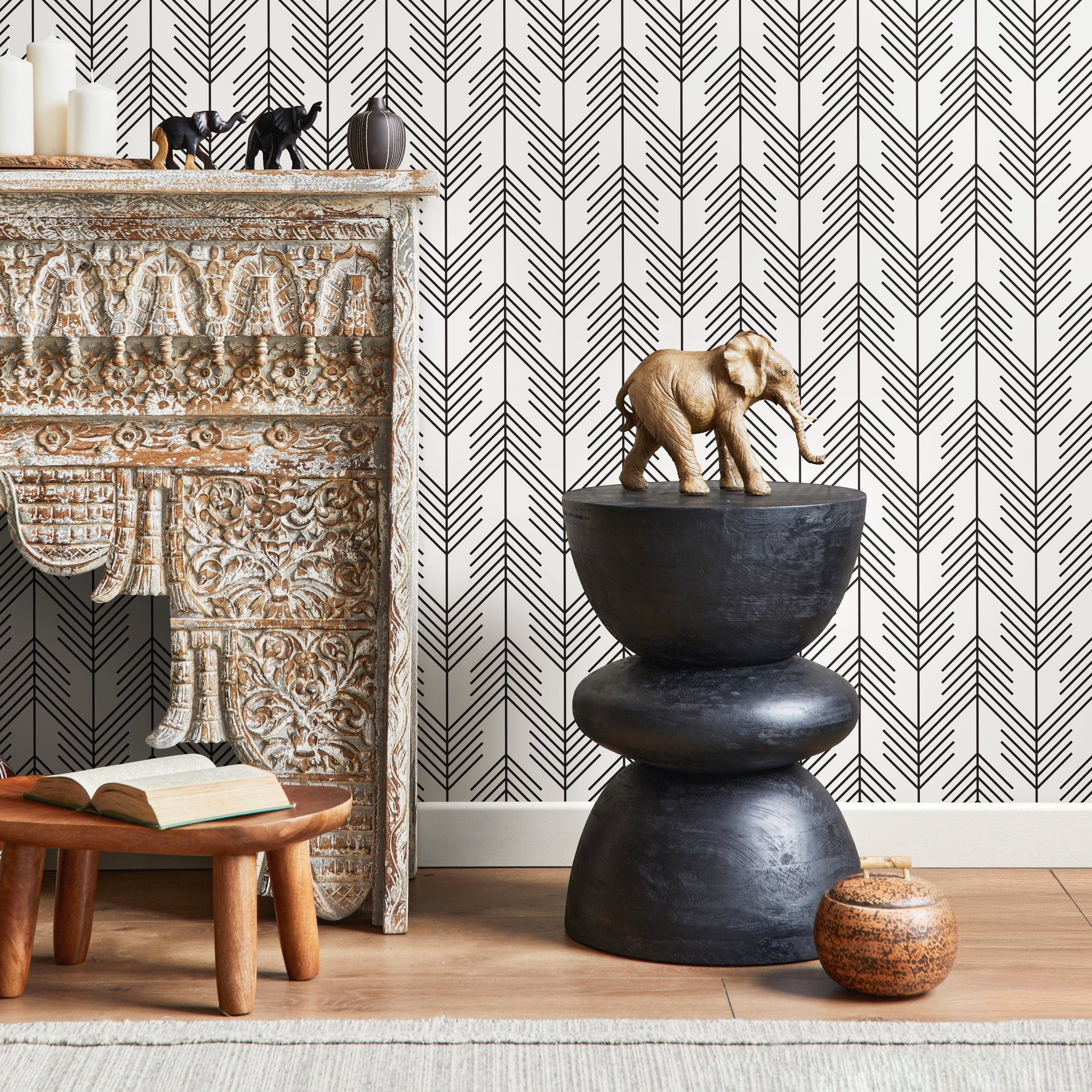 Geometric Wallpaper With A Modern Arrow Motif In Black And White - A345