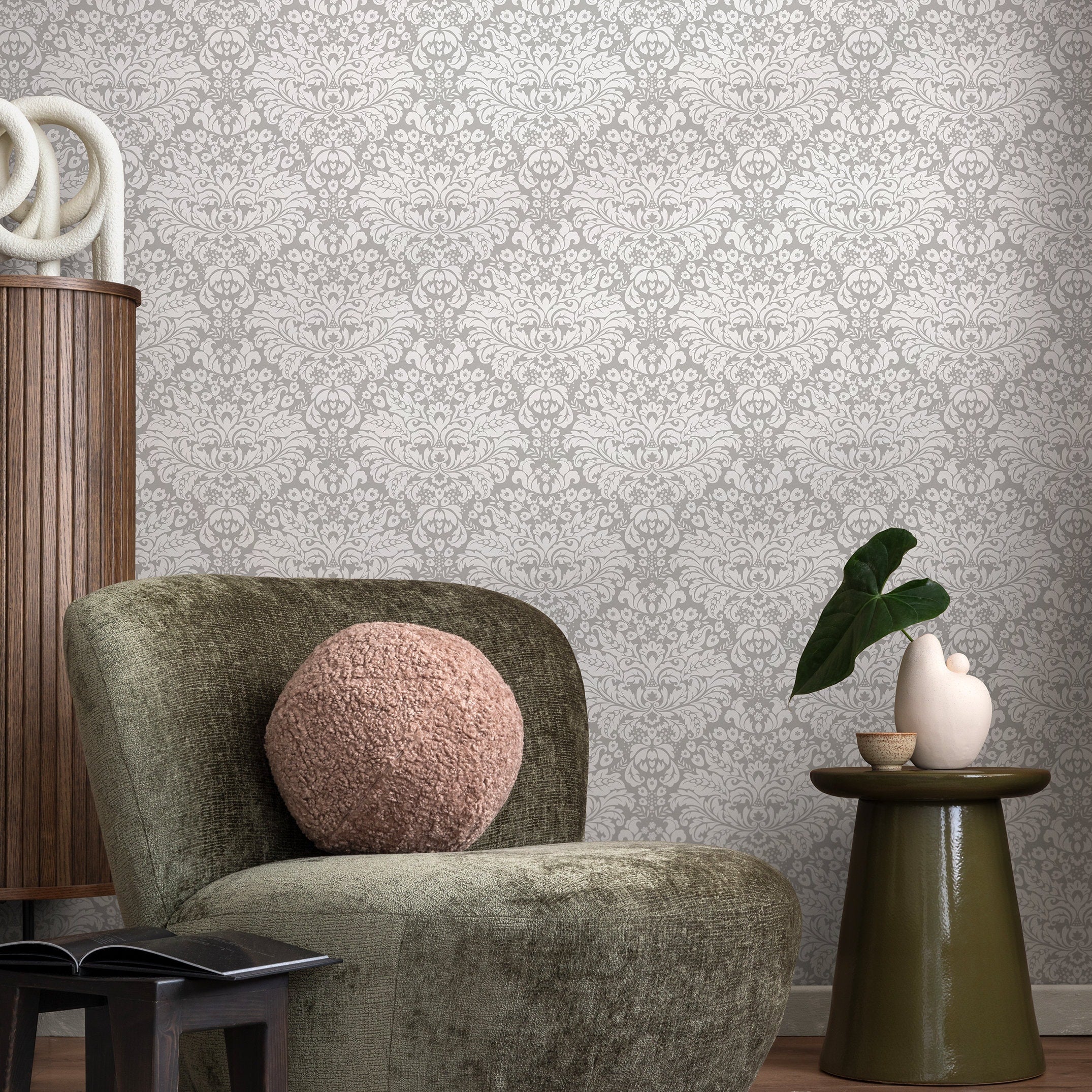 Vintage Damask Wallpaper With An Intricate Floral Motif In Gray And White - A897