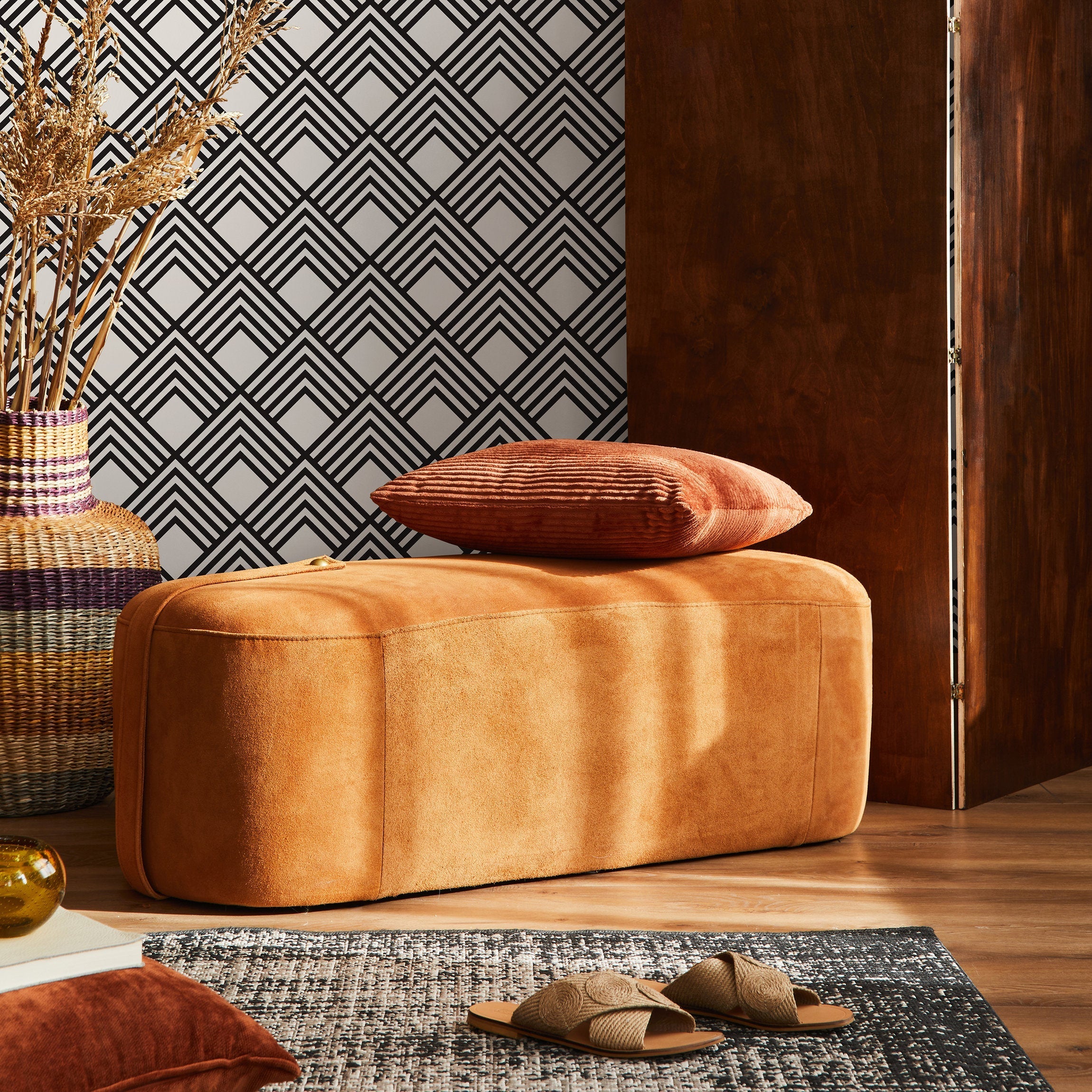 Art Deco Wallpaper With A Bold Chevron Motif In Black And White - B084