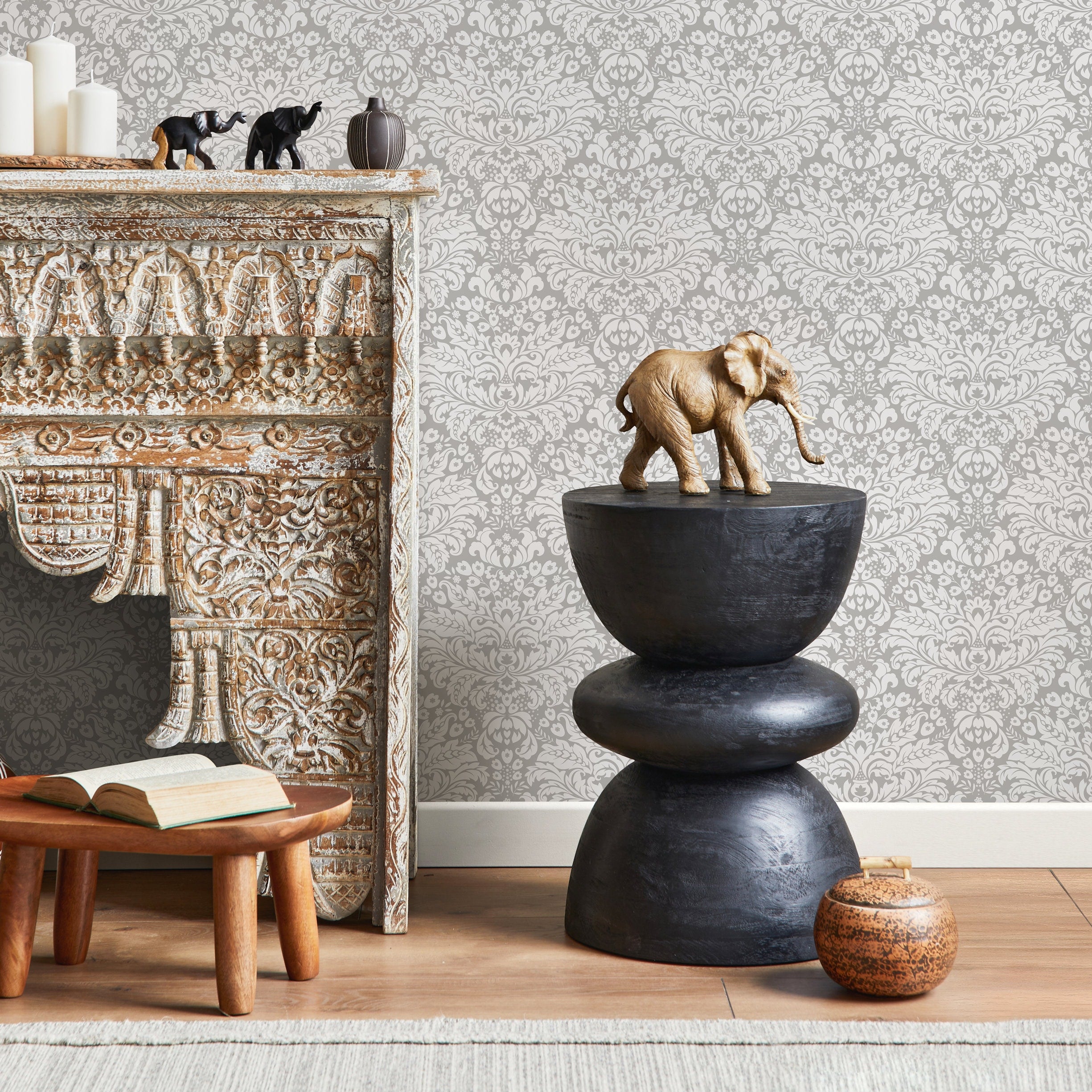 Vintage Damask Wallpaper With An Intricate Floral Motif In Gray And White - A897