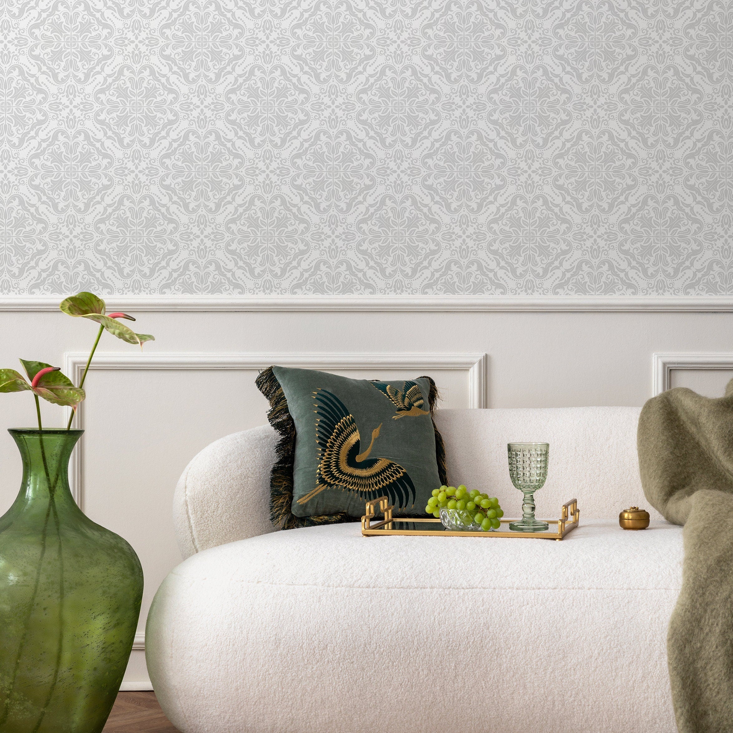 Damask Wallpaper With An Ornate Medallion Motif In Light Gray - A900