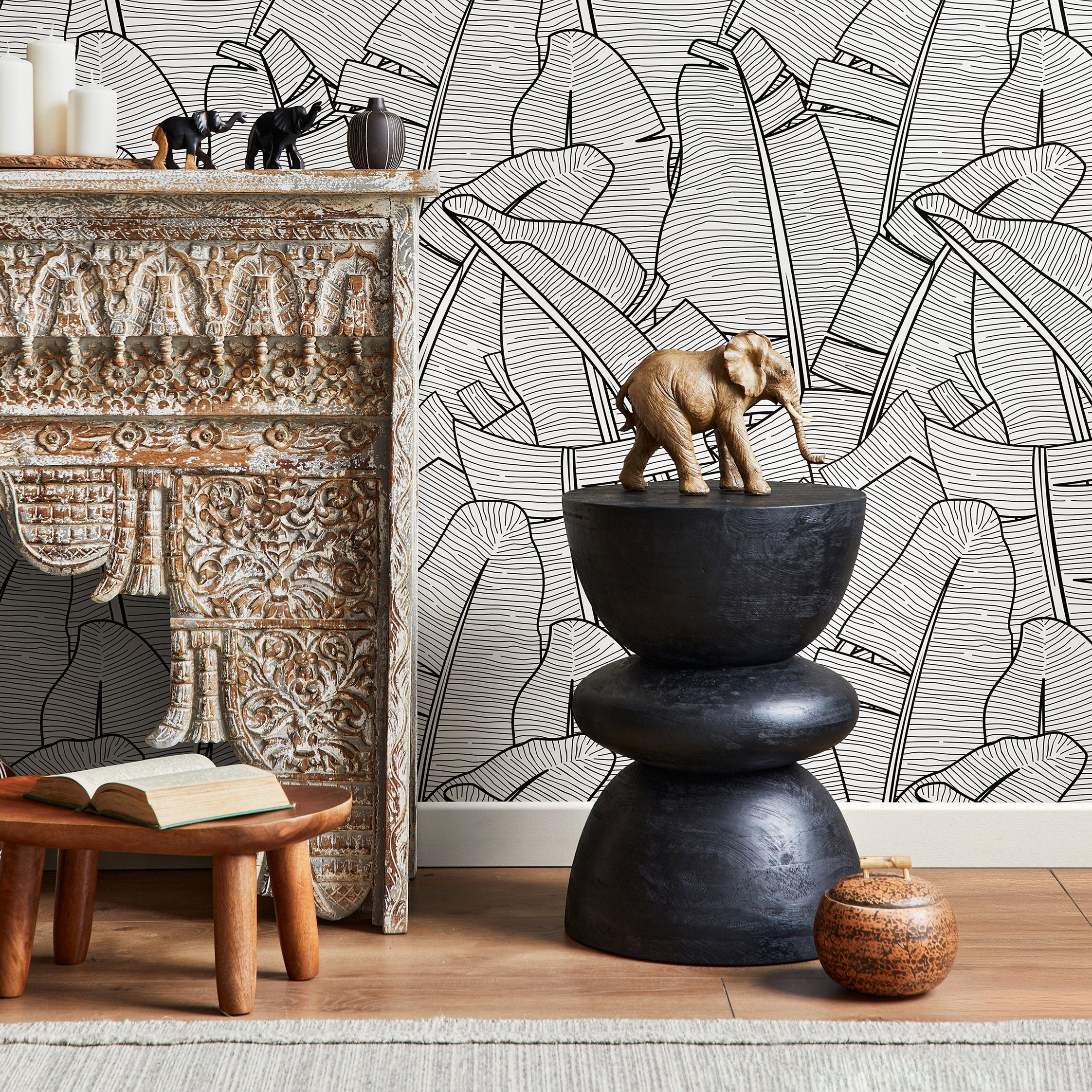 Botanical Wallpaper Featuring A Line Art Banana Leaf Motif In Black And White - A961