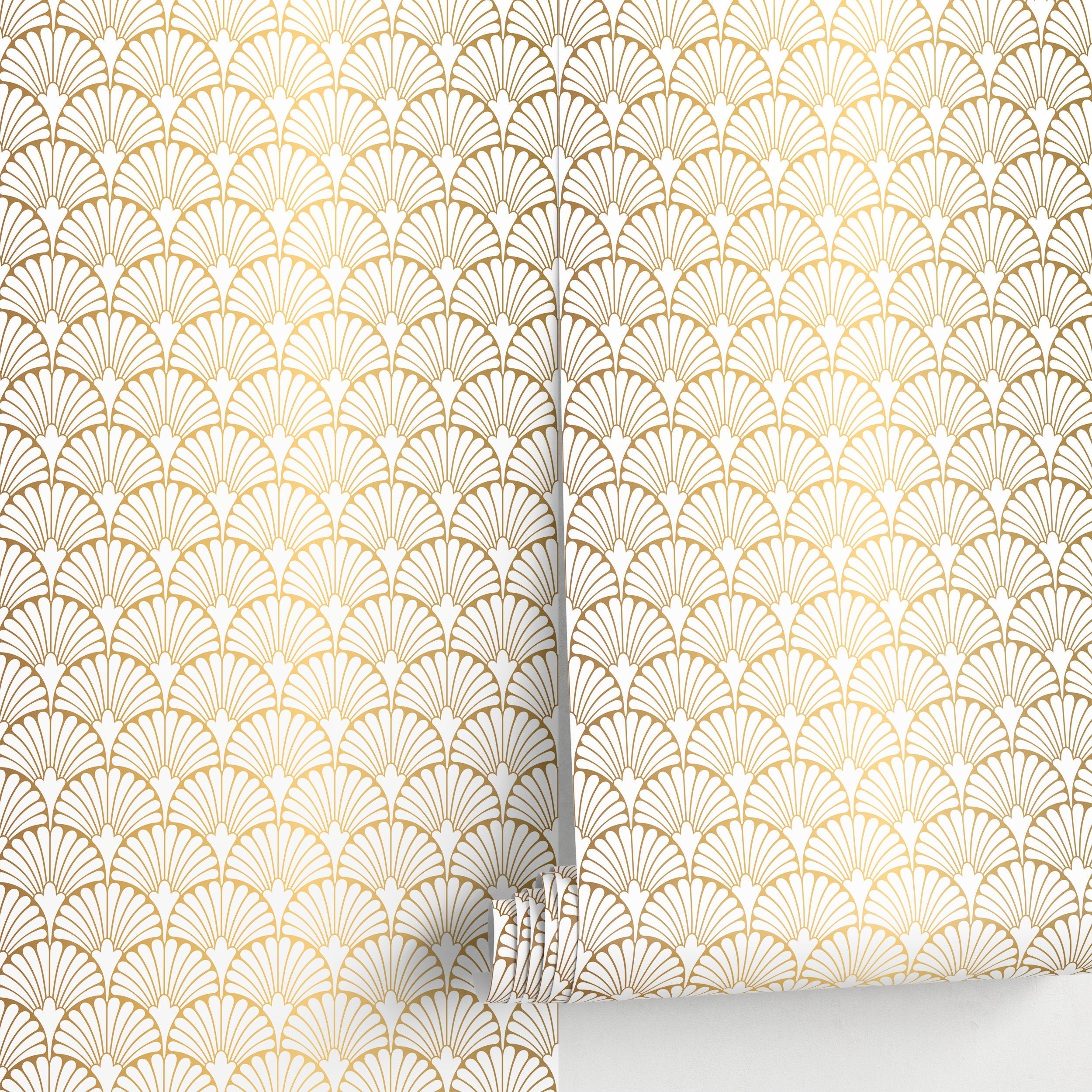 Art Deco Wallpaper With A Geometric Fan Pattern In Gold And White - A931
