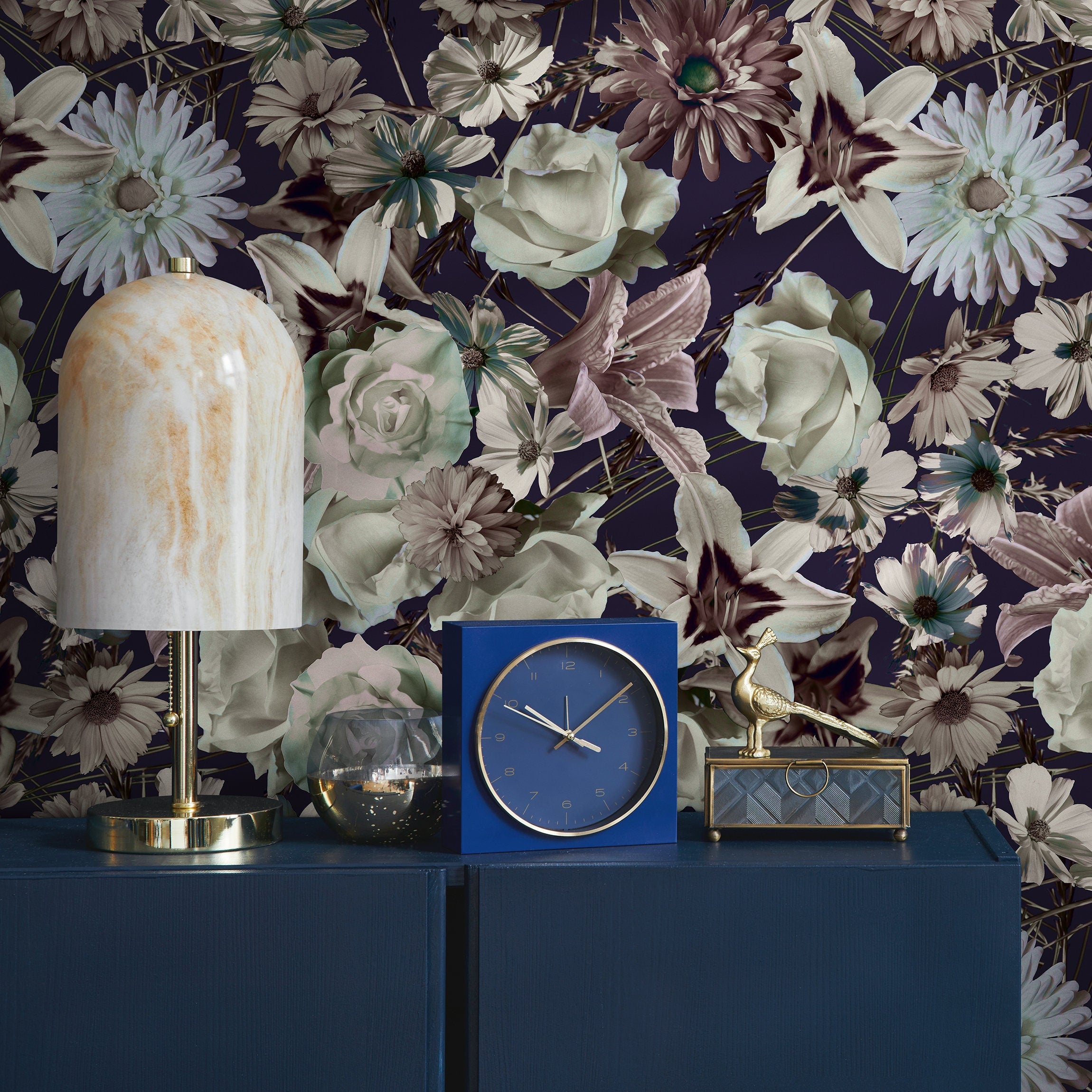 Floral Wallpaper Featuring A Moody Bouquet In Dark Purple, Green, And Mauve - B558