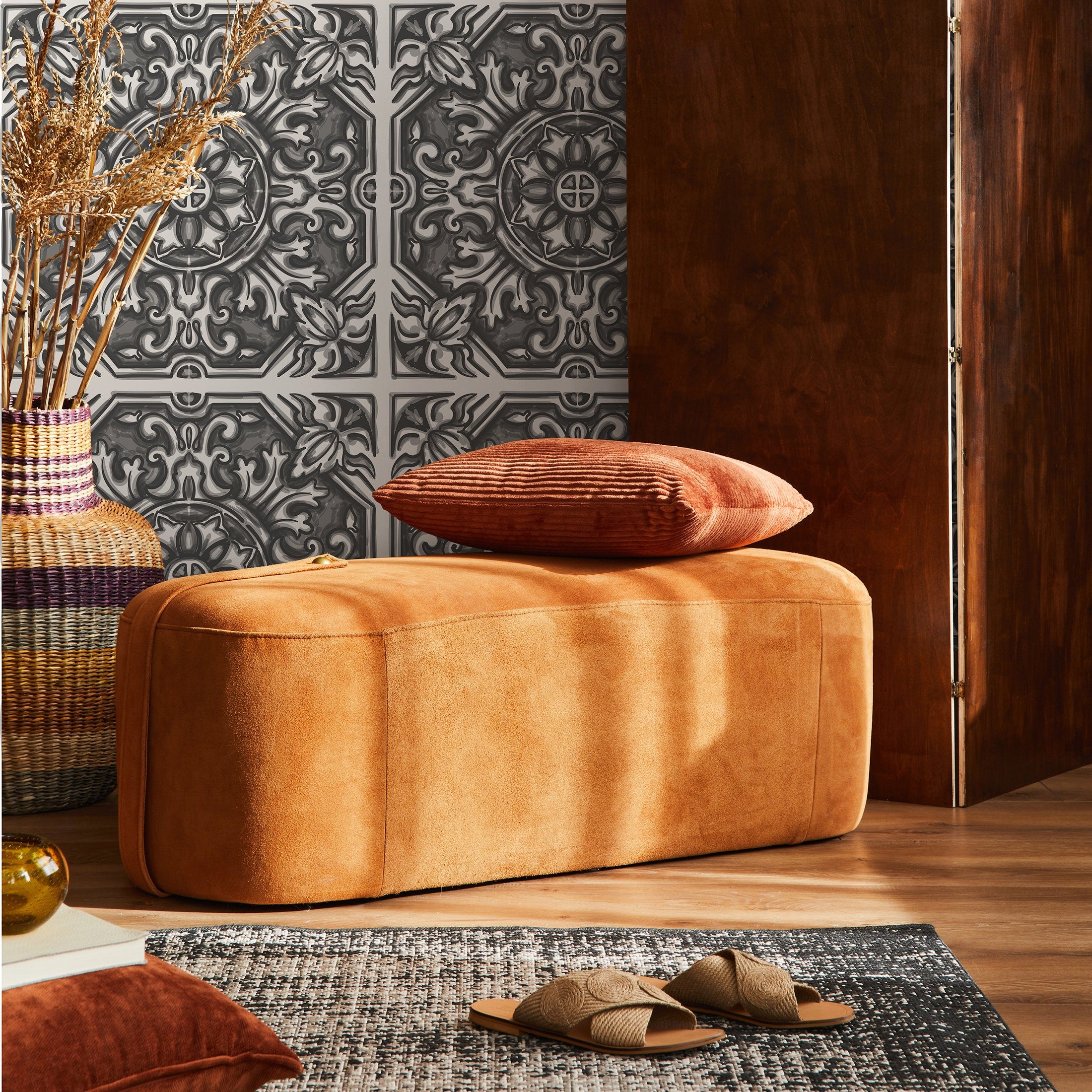 Tile Wallpaper With A Hand-sketched Baroque Motif In Black And Gray - B148