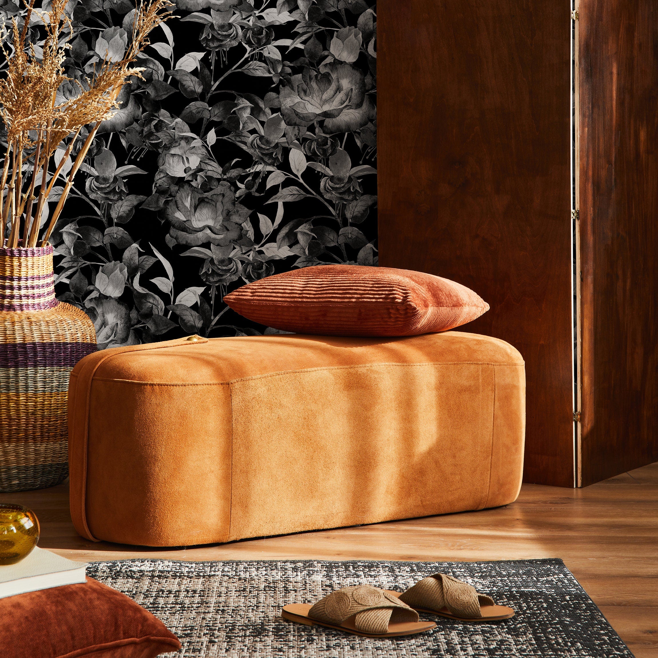 Floral Wallpaper With Grayscale Watercolor Blooms In Black And Gray - B343