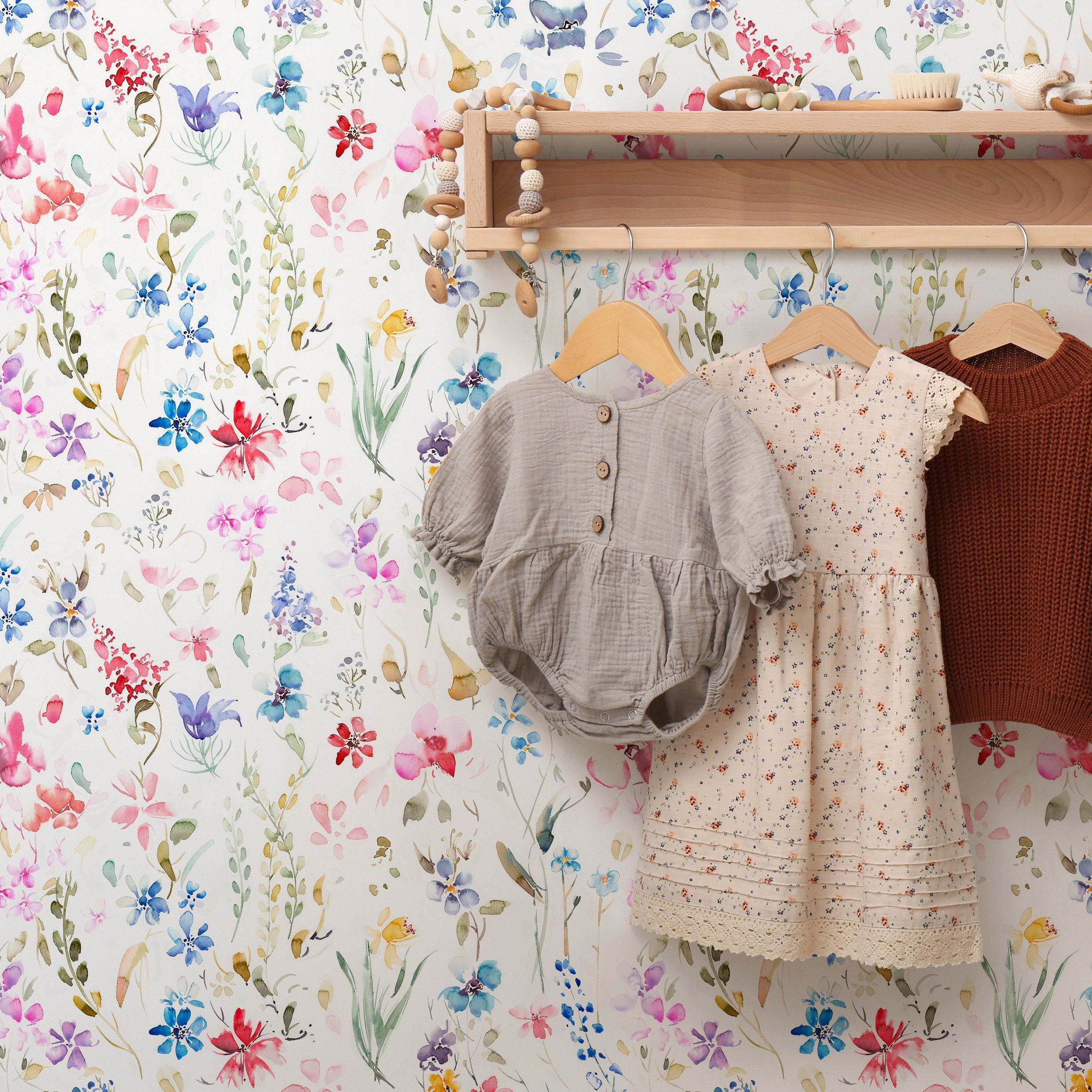 Floral Wallpaper Featuring Delicate Watercolor Blooms In Pink, Blue, And Purple - B383