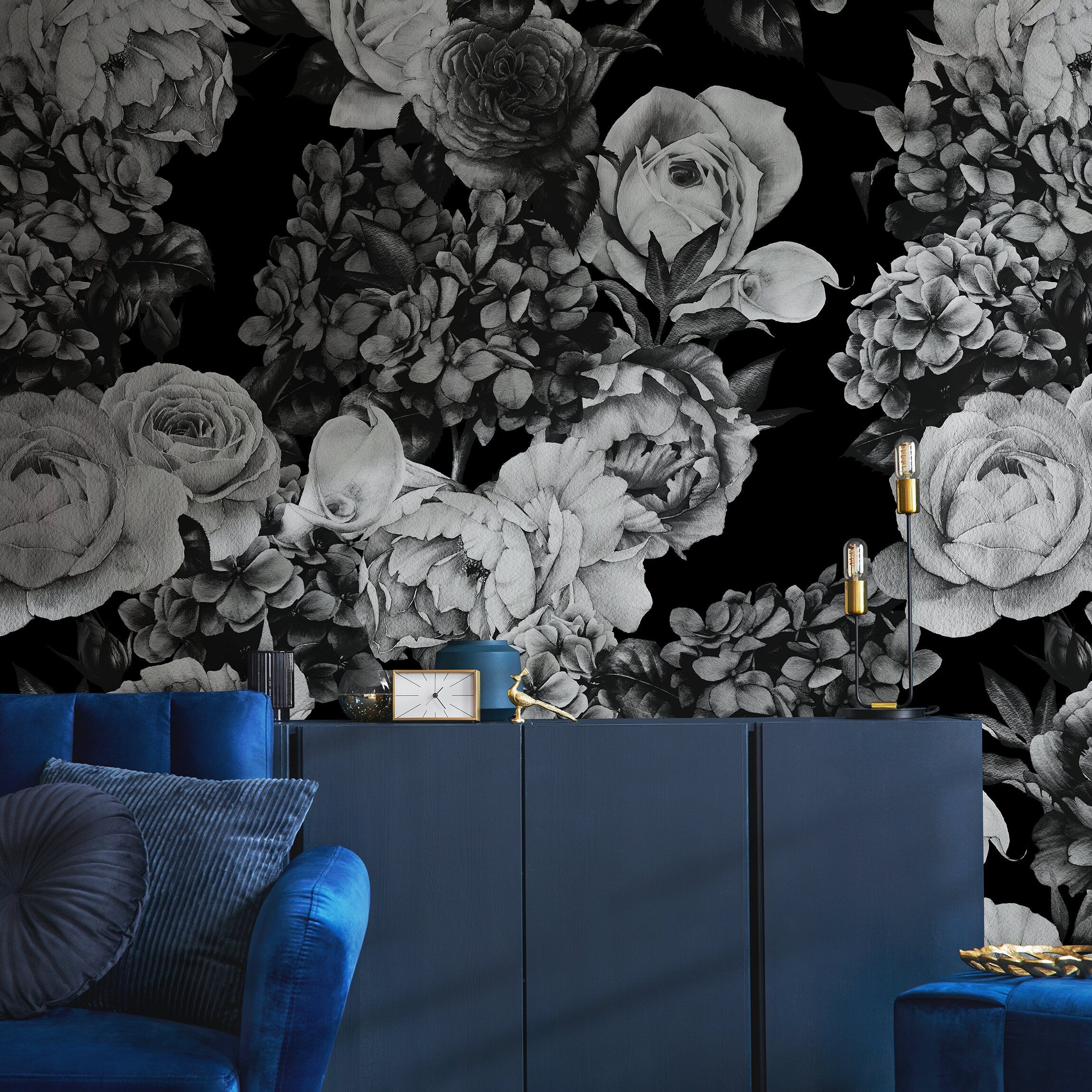 Floral Wallpaper Featuring A Vintage Rose Bouquet In Black And White - B163