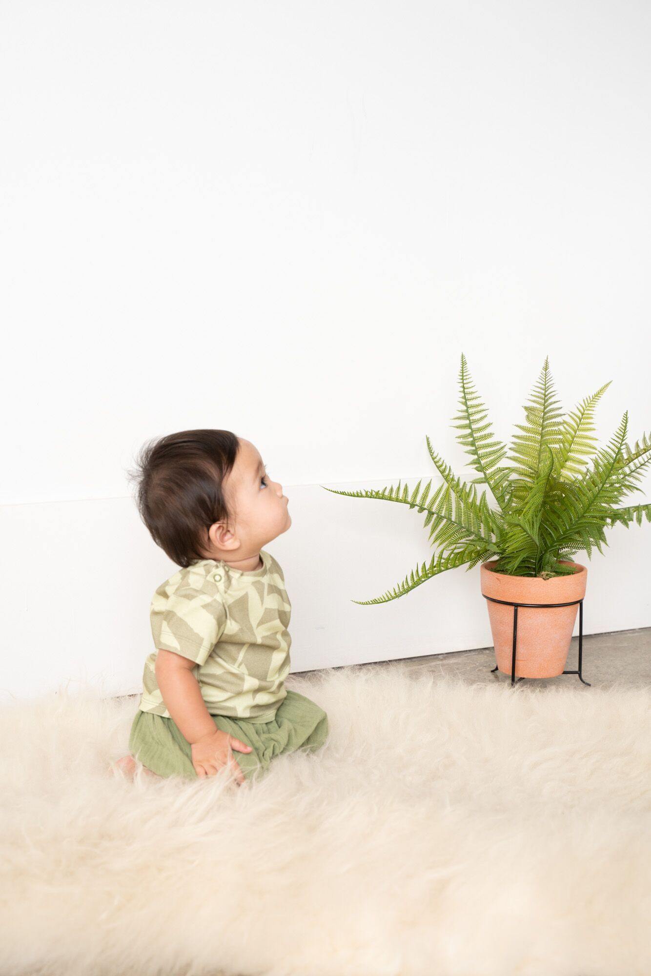 Baby T-shirt - Olive Palm Leaves