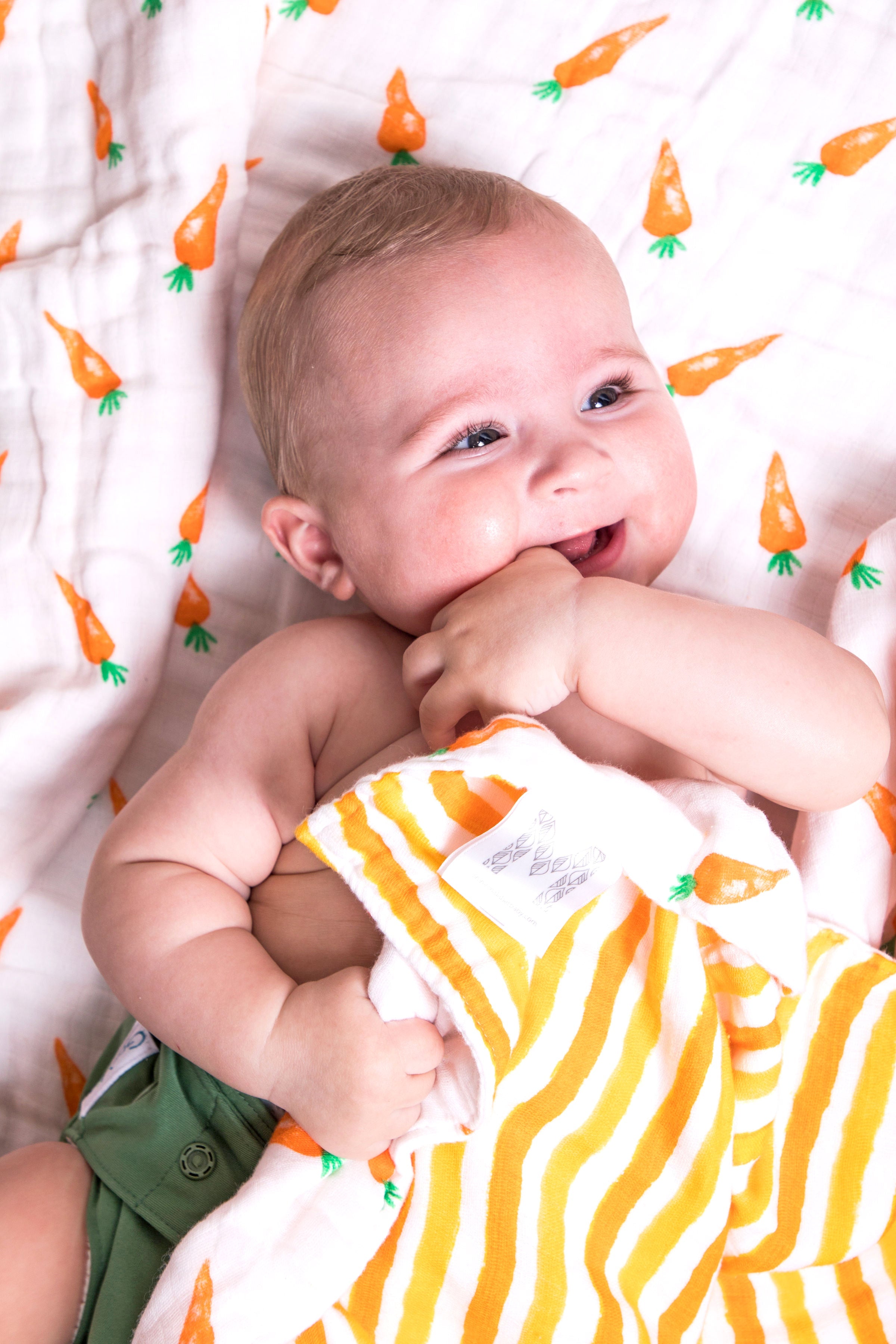 ORGANIC SNUG BLANKET - CARROTS