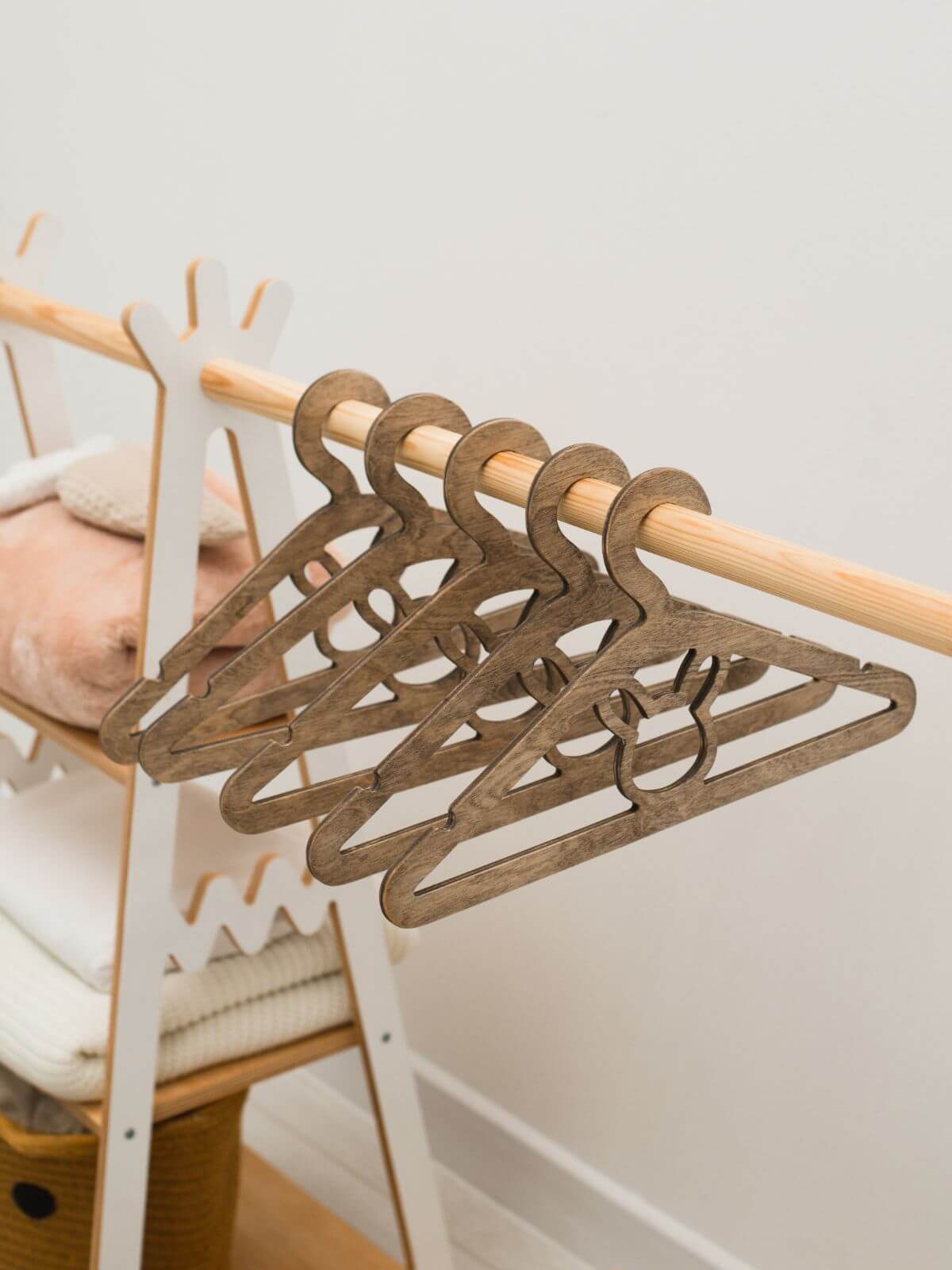 Pack Of 5 Wooden Baby Hangers (usa Only)