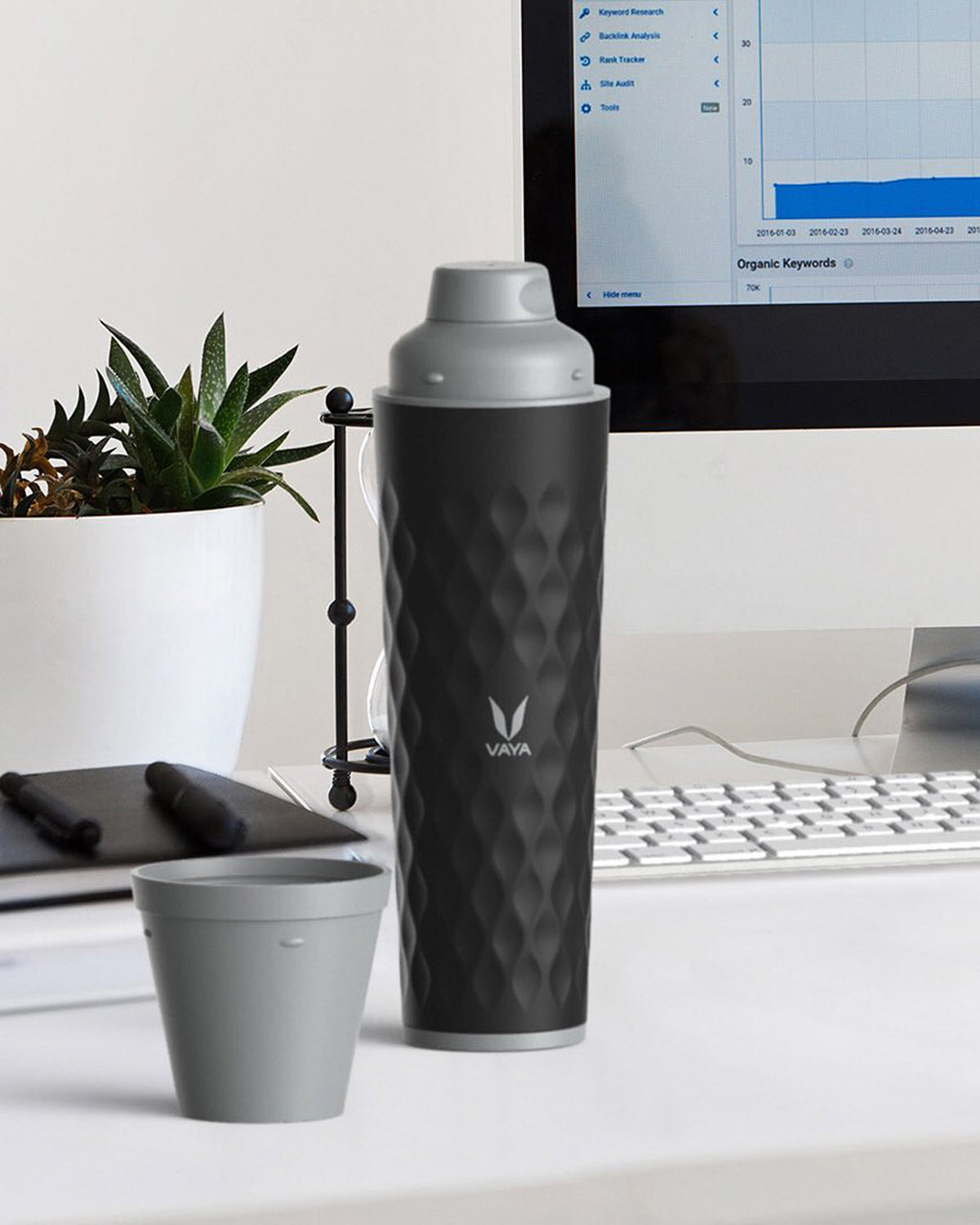 Vaya Drynk - 20.2 Fl.oz - Black - With Gulper Lid + 2 Cups
