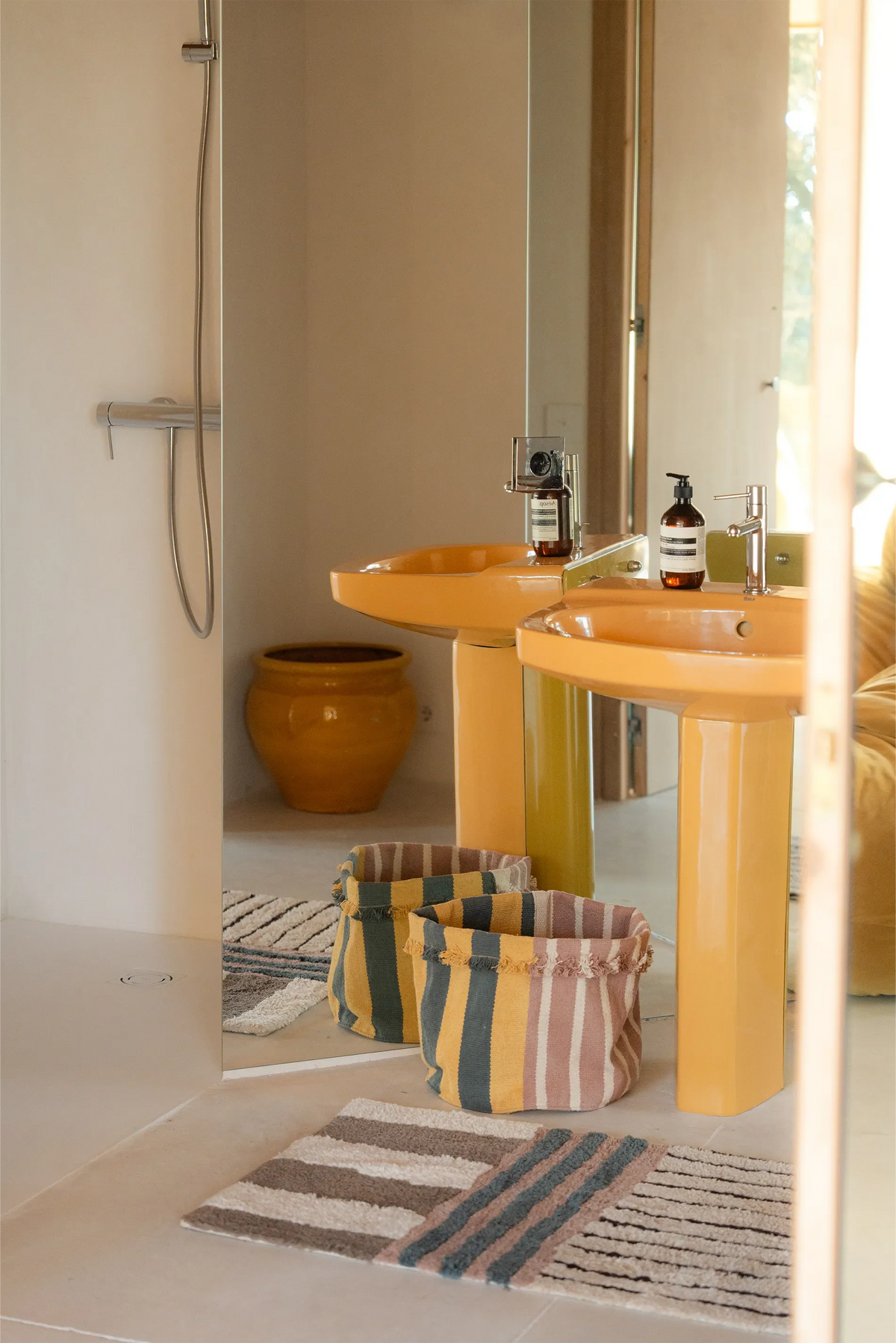 WASHABLE BATH RUG COLOR ON EARTH
