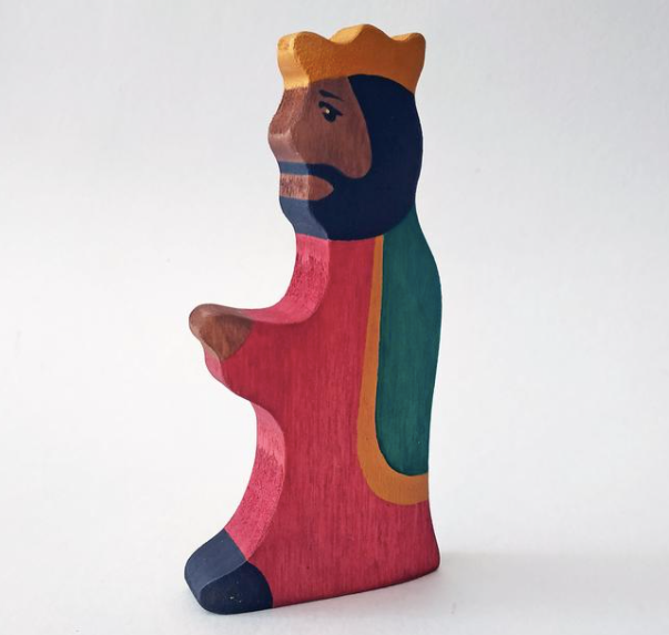 Wooden King And Queen Figurines
