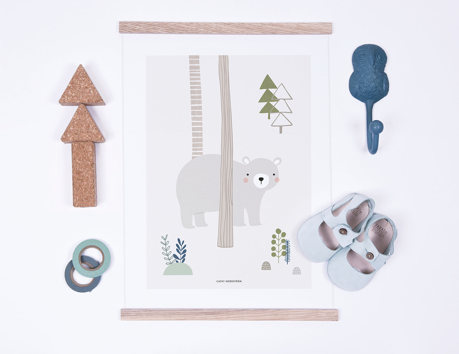 Lilipinso Framed Art Print - Grey Bear
