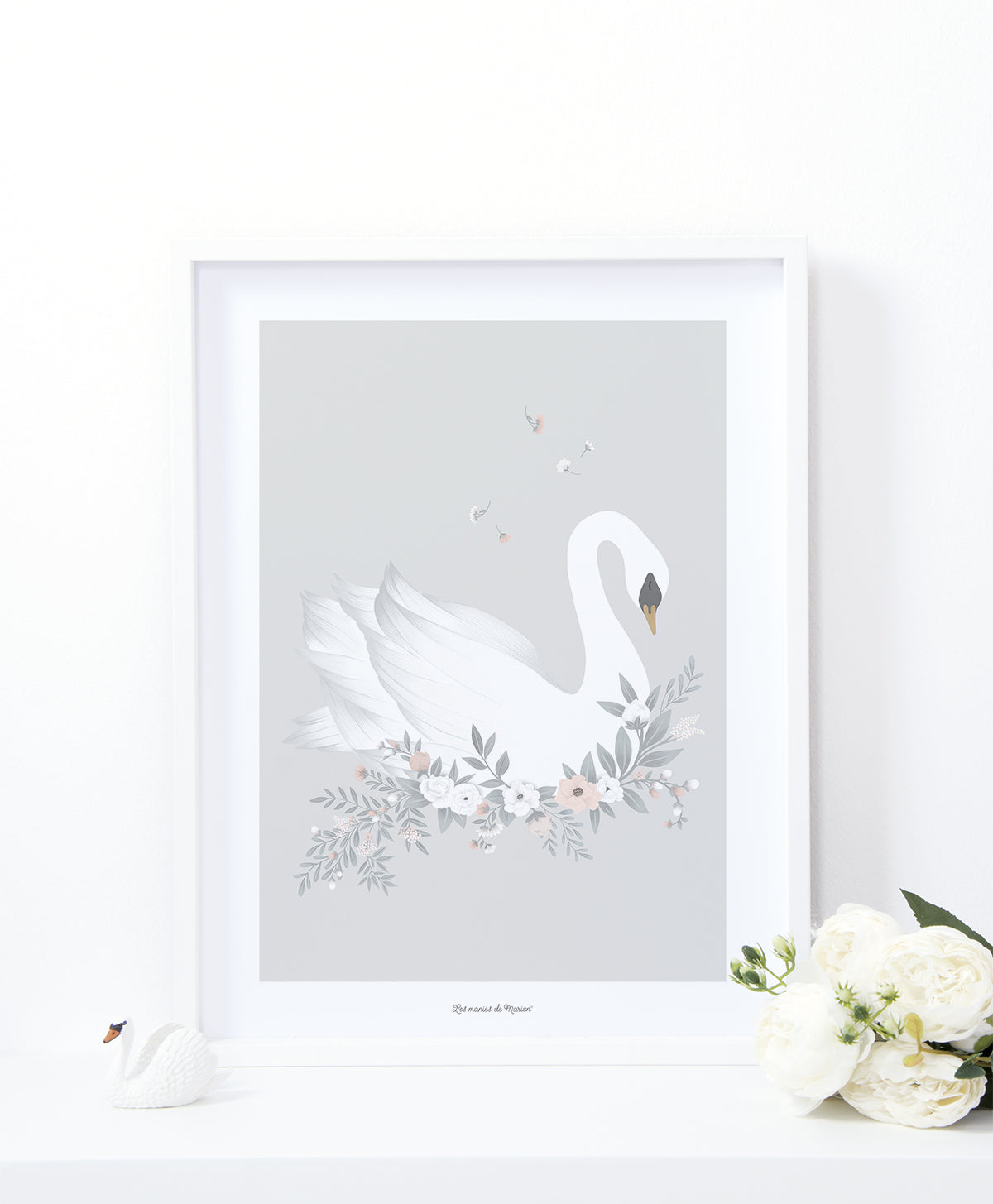 Lilipinso Framed Art Print - Swan (Grey Background)